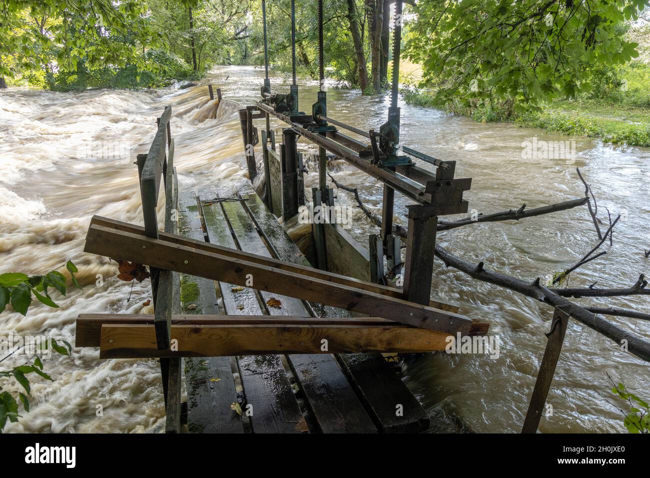 Déversoir inondé après de fortes pluies, changement climatique, Allemagne, Bavière, Isental,Dorfen Banque D'Images