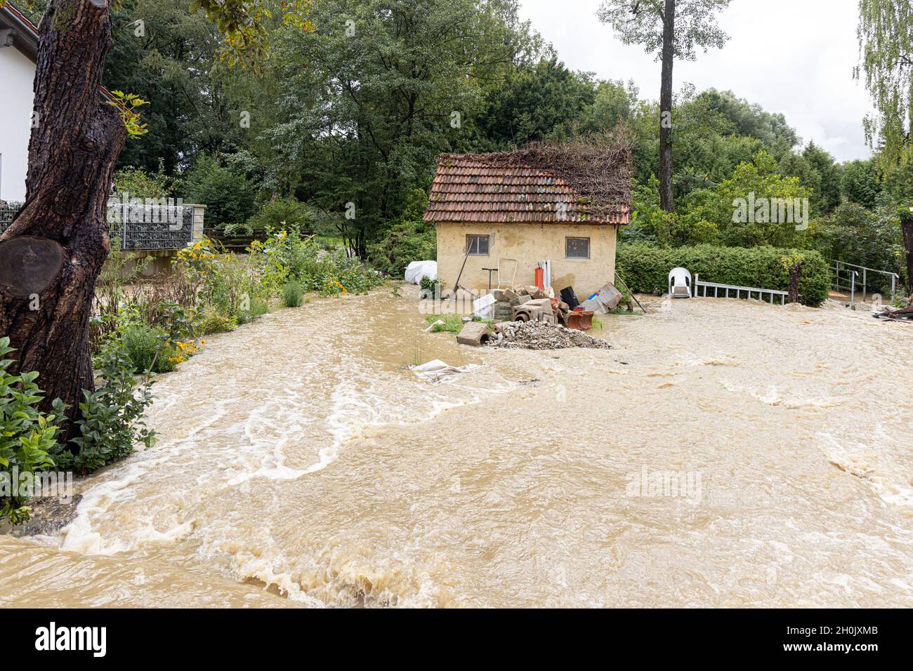 Un petit ruisseau de prairie inonde un petit village après de fortes pluies, Allemagne, Bavière, Isental, Dorfen Banque D'Images