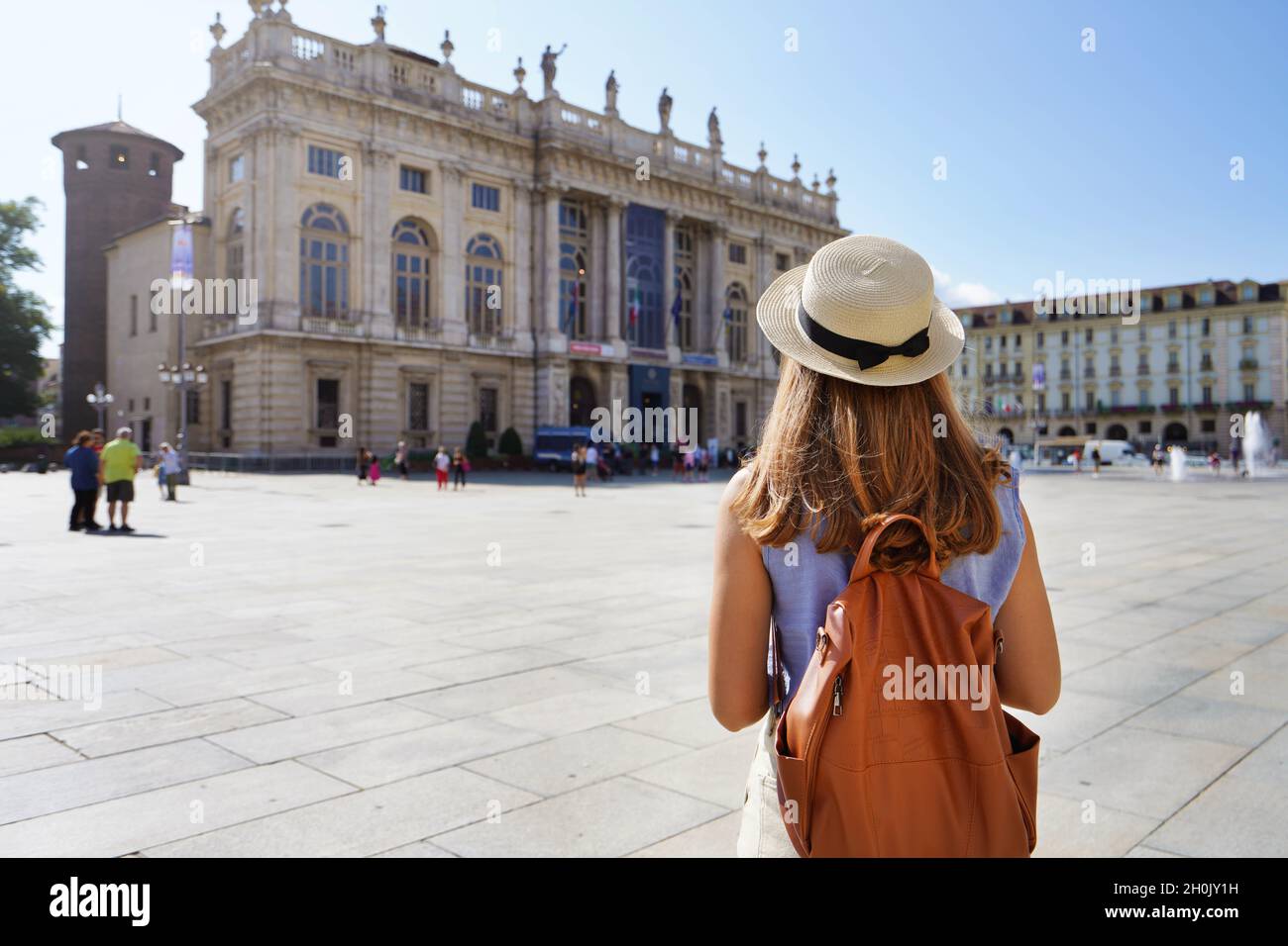 Le tourisme culturel en Europe.Vue arrière de la touriste féminine en visite à Turin, Italie. Banque D'Images