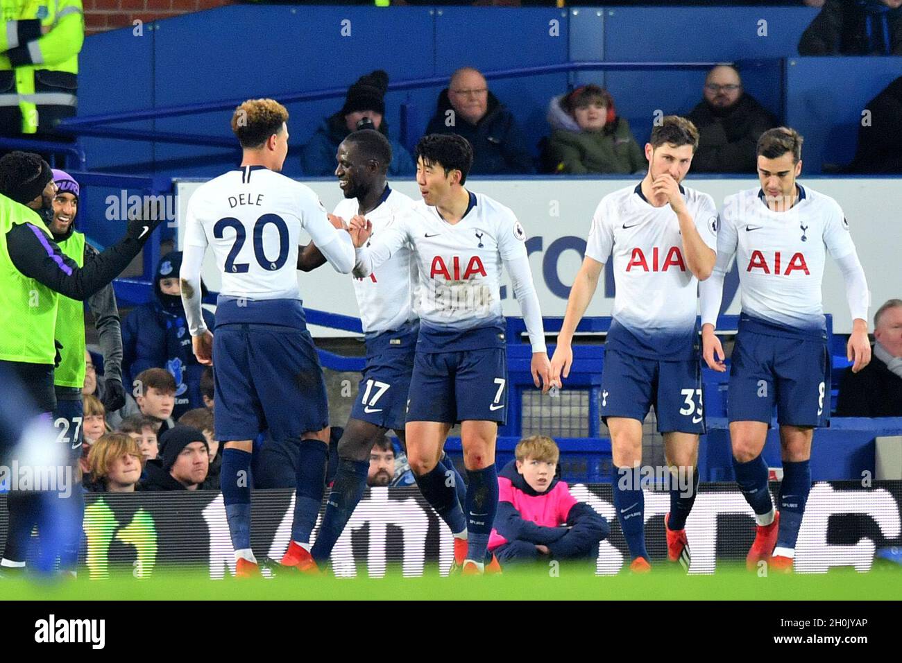 DELE Alli célèbre le deuxième but de son équipe avec son Heung-min de Tottenham Hotspur Banque D'Images