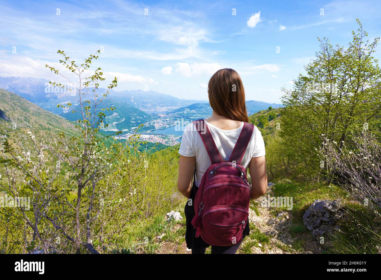 Randonnée de randonneurs féminins dans les montagnes bénéficiant d'une vue du belvédère Banque D'Images