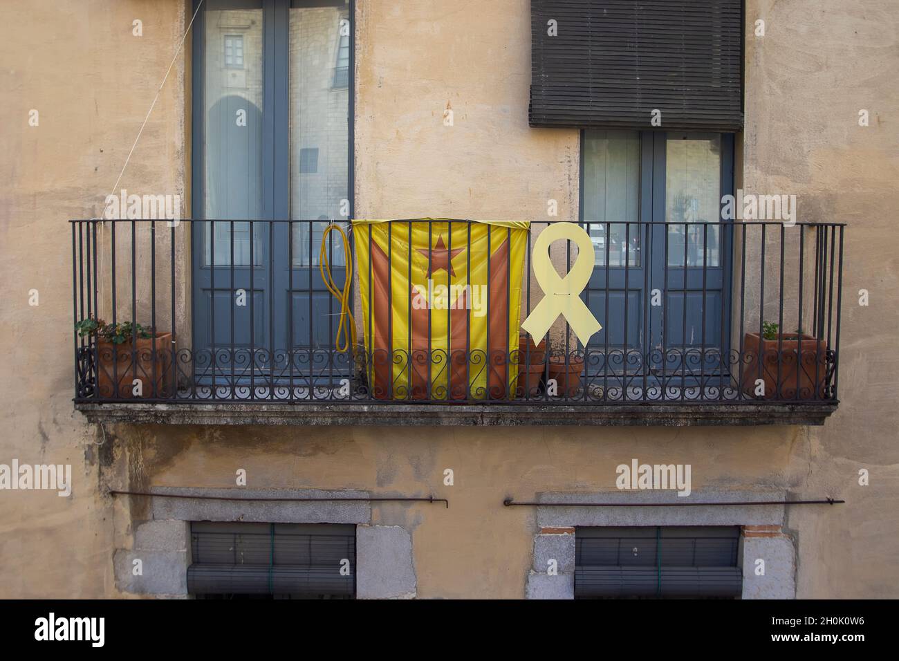 Bâtiments affichant le drapeau catalan à Gérone, Espagne Banque D'Images