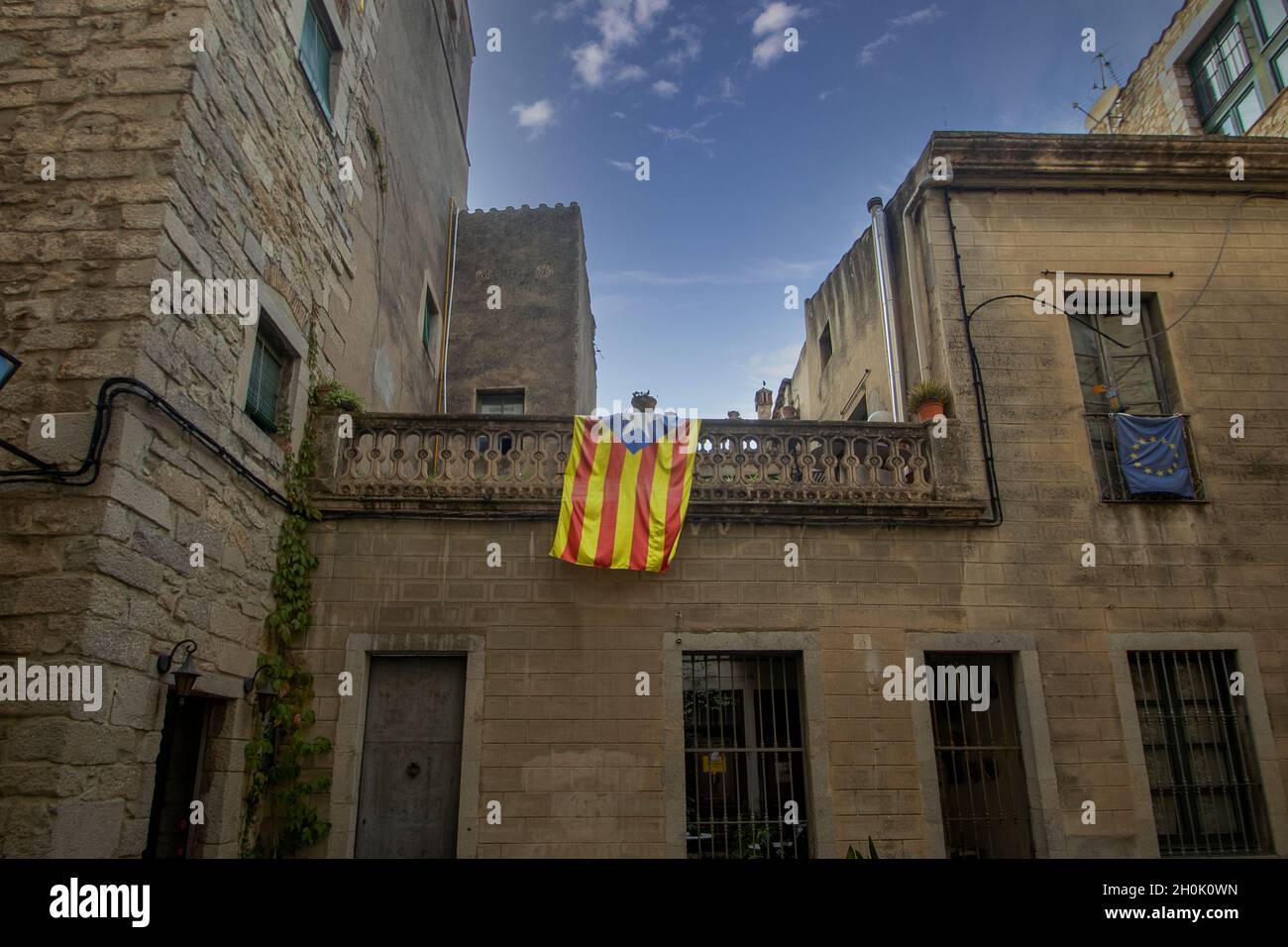 Bâtiments affichant le drapeau catalan à Gérone, Espagne Banque D'Images