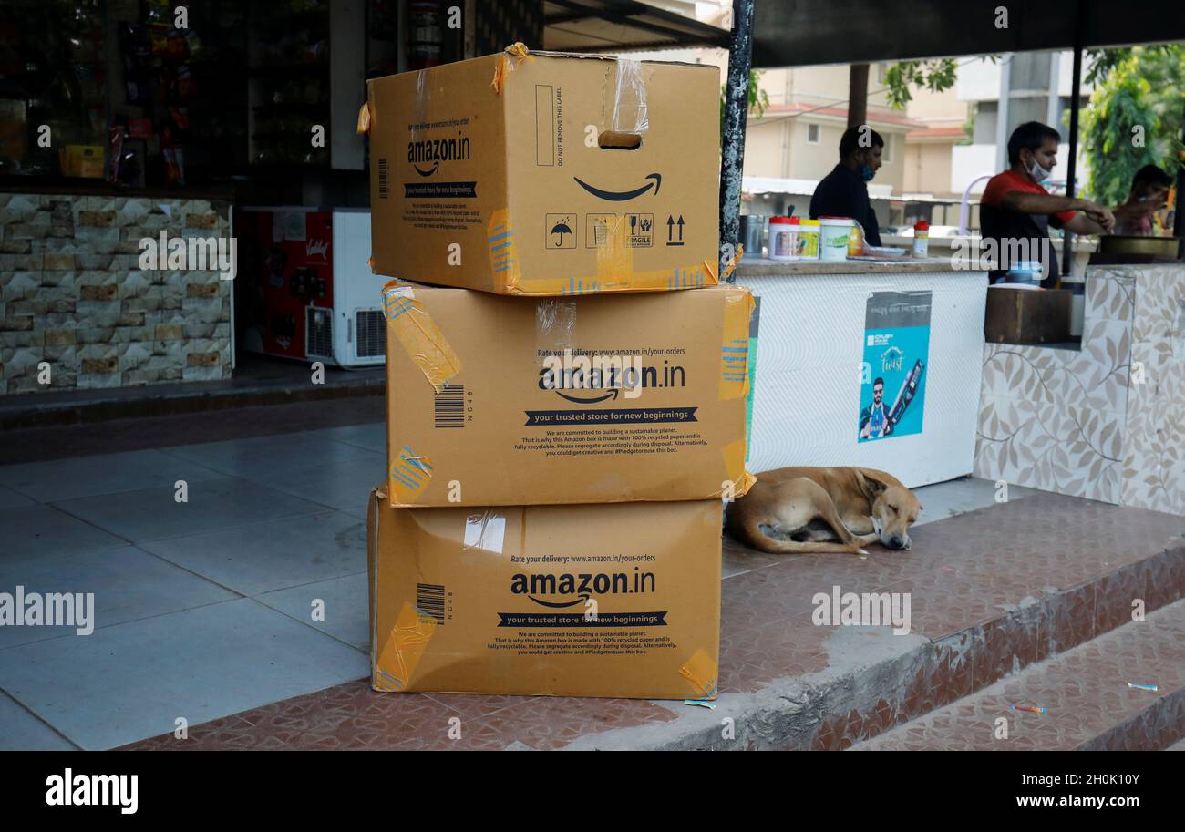 Les colis de livraison Amazon sont vus à l'extérieur d'un magasin à  Ahmedabad, Inde, le 5 octobre 2021.Photo prise le 5 octobre 2021.Pour faire  correspondre le rapport spécial AMAZON-INDIA/RIGGING REUTERS/Amit Dave Photo