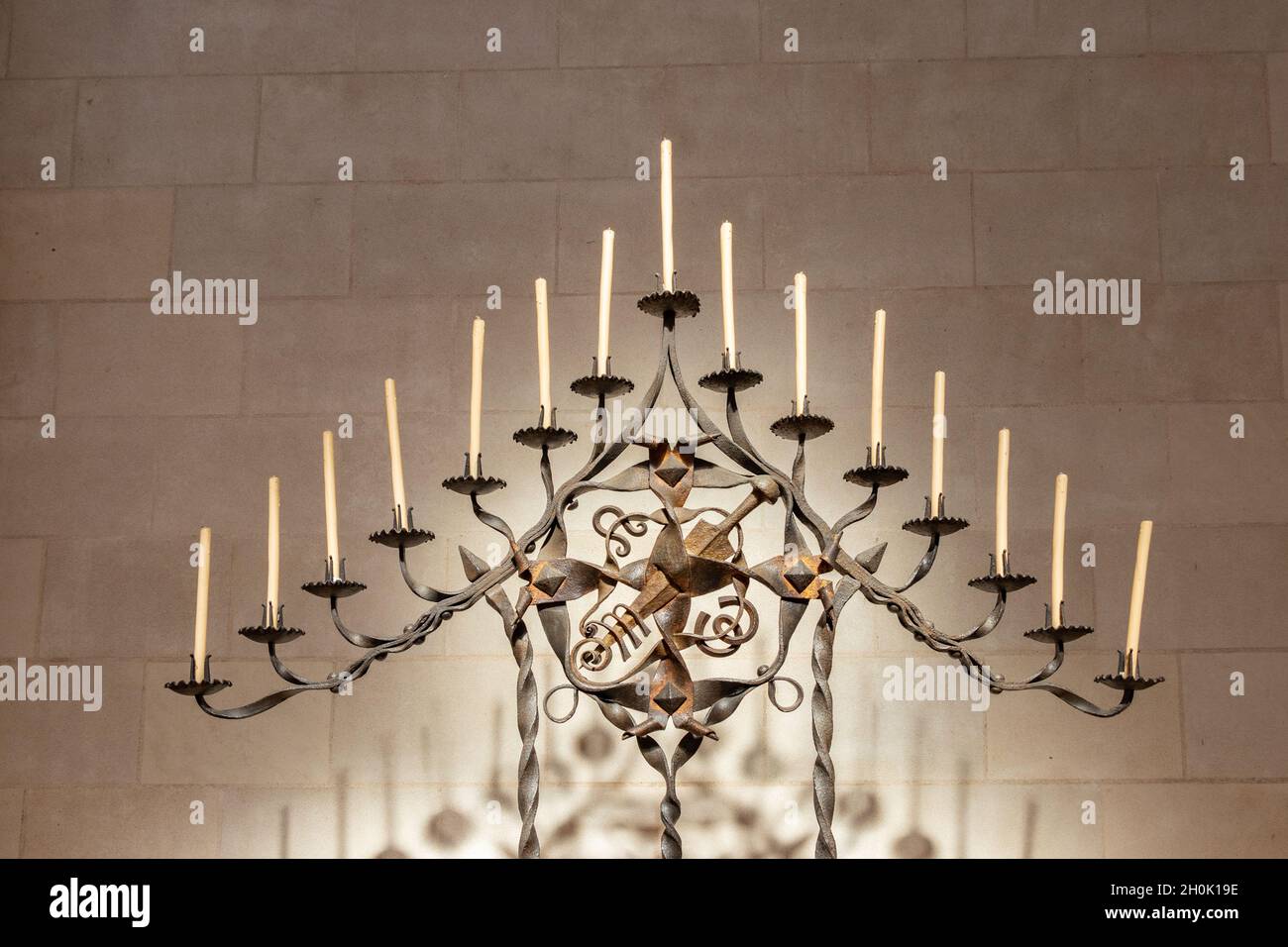 Grand porte-bougie ou lustre en fer forgé Banque D'Images