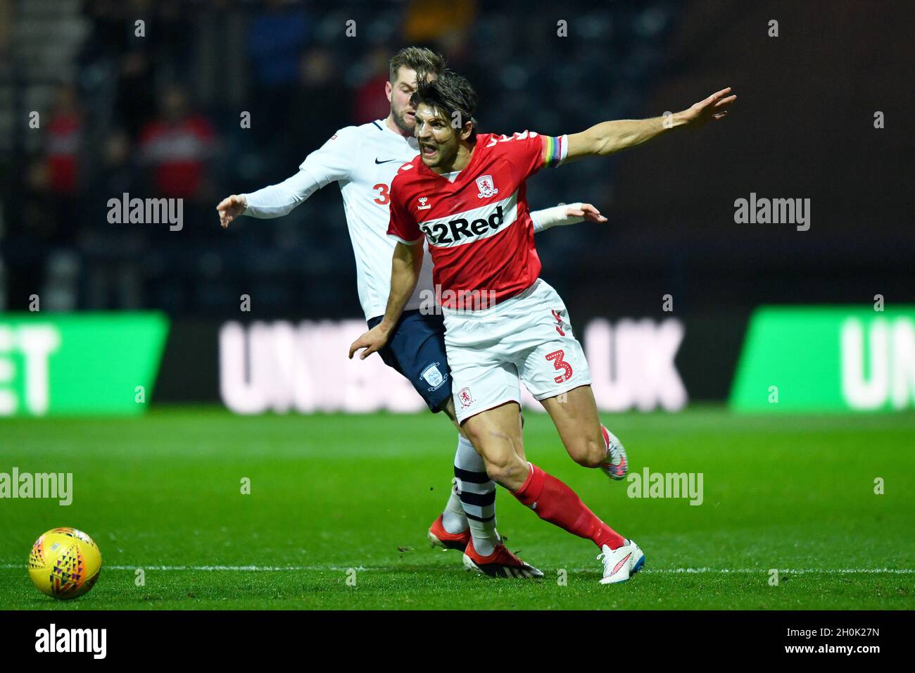 Le capitaine George Friend de Middlesbrough est abordé par Tom Barkhuizen de Preston North End Banque D'Images