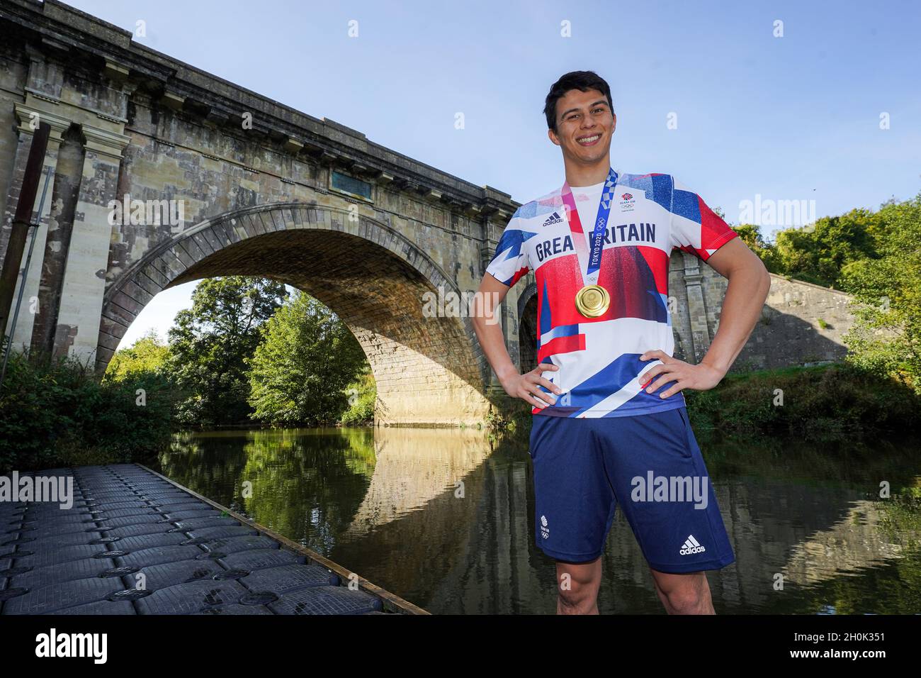 Moderne Pentathlete Joe Choong pose pour une photo avec sa médaille d'or olympique de Tokyo 2020 à l'aqueduc de Dundas près de Bath.Date de la photo: Mardi 11 octobre 2021. Banque D'Images