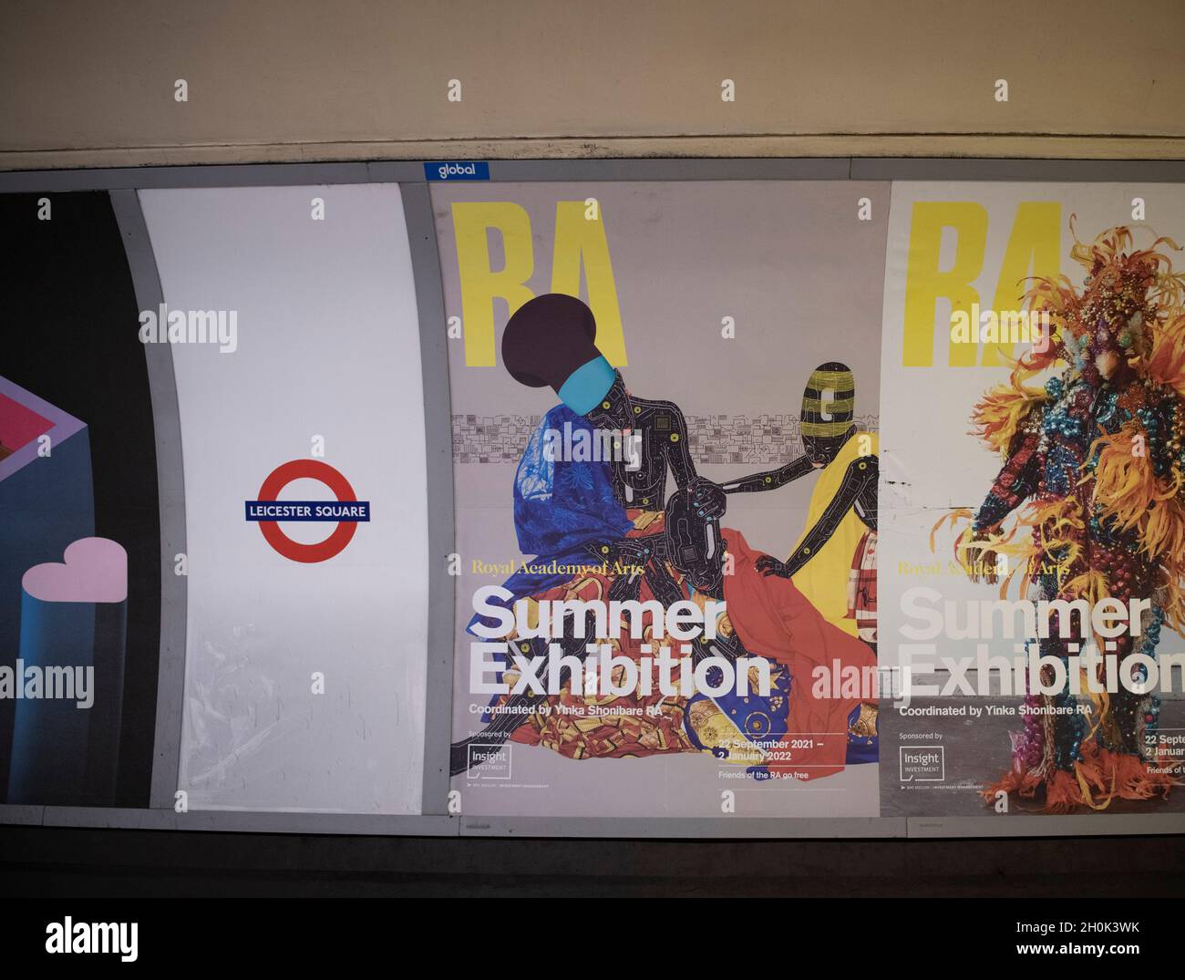 Galerie d'octobre, Londres, Royaume-Uni.13 octobre 2021.Eddy Kamuanga Ilunga: Fantôme du présent, l'exposition solo se déroule du 13 octobre au 27 novembre 2021.Eddy Kamuanga Ilunga (Congolais, b. tík), dont le travail est actuellement dans la publicité de l'exposition d'été RA 2021, habille ses sujets dans des vêtements traditionnels Magbetu, remplaçant leur peau externe par des motifs de carte de circuit imprimé référençant le minerai extrait de la République démocratique du Congo pour une utilisation dans des composants électroniques partout dans le monde.Crédit : Malcolm Park/Alay Live News Banque D'Images