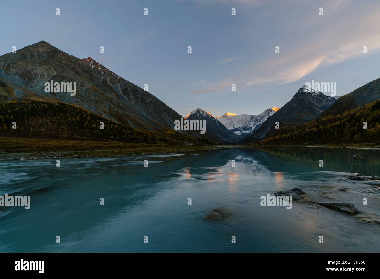 Vue du lac de montagne sur Akkem Augusta près de conseil entre la Russie et l'Kazahstan au cours automne doré Banque D'Images