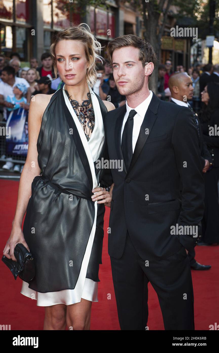 Luke Treadaway et sa petite amie assistent à la première britannique de 'Attack the Block' à vue West End, Leicester Square, Londres, le 4 mai 2011 Banque D'Images