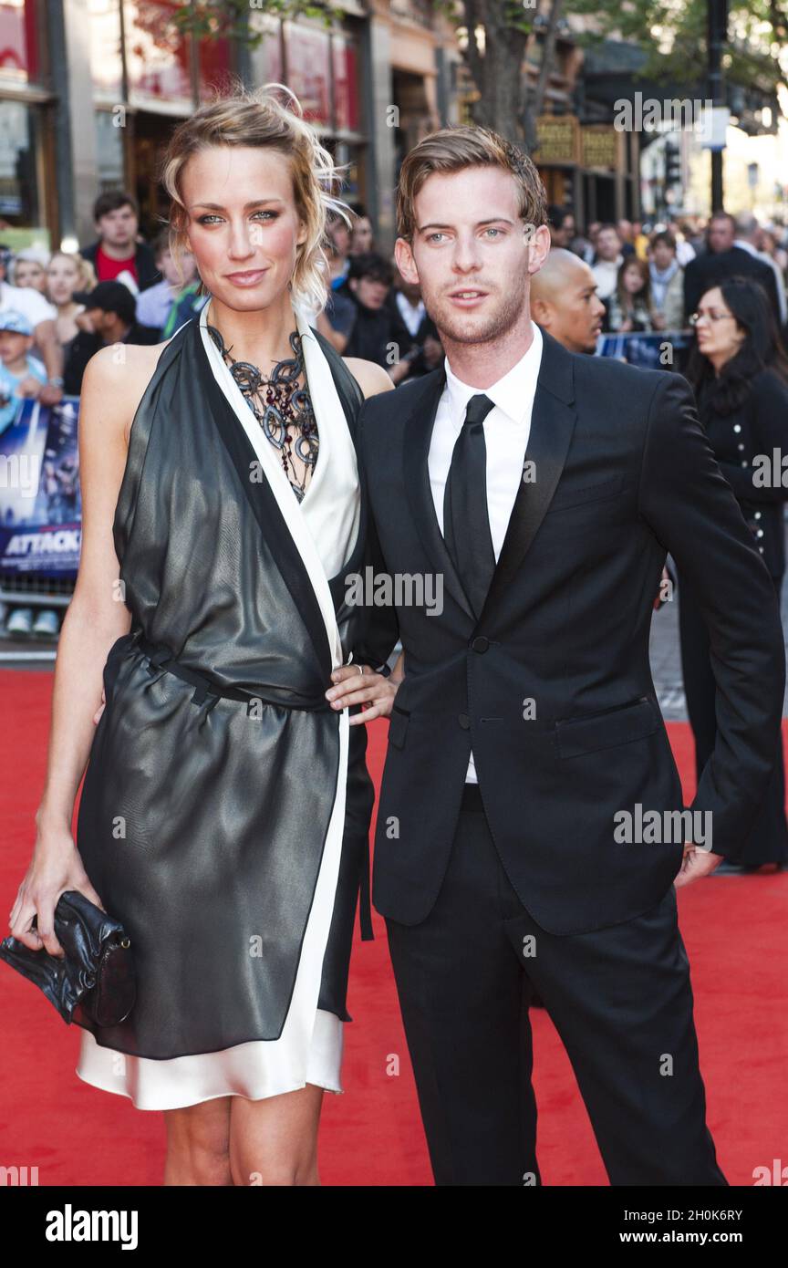 Luke Treadaway et sa petite amie assistent à la première britannique de 'Attack the Block' à vue West End, Leicester Square, Londres, le 4 mai 2011 Banque D'Images