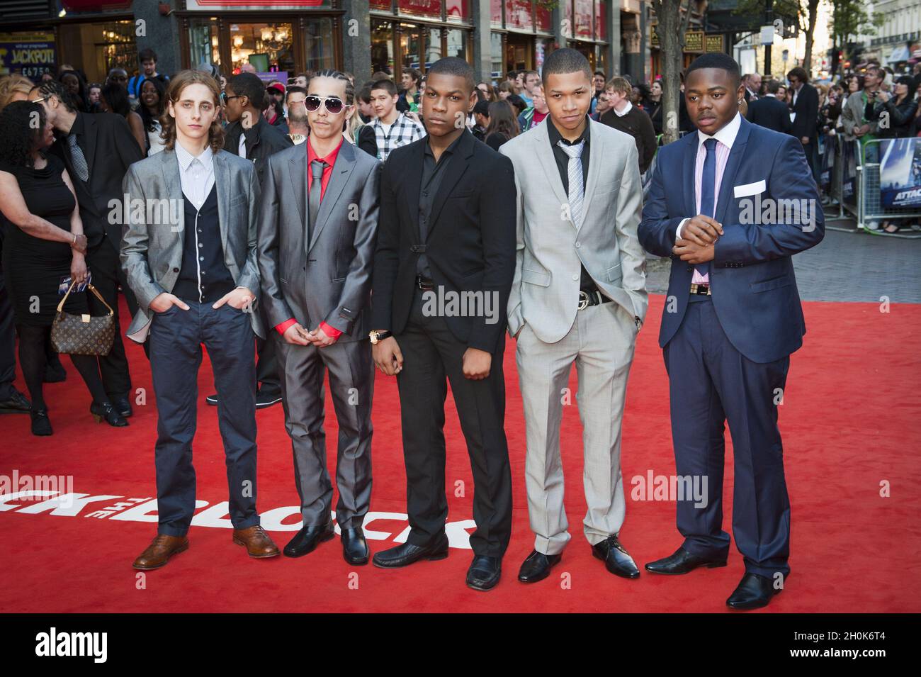 Alex Esmail, Simon Howard, John Boyega, Franz Drameh et Leeon Jones assistent à la première britannique de 'Attack the Block' à vue West End, Leicester Square, Londres, le 4 mai 2011 Banque D'Images