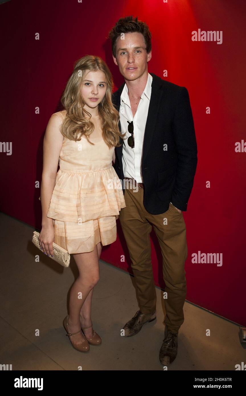 Chloe Moretz et Eddie Redmayne (tous deux filmant « Hick ») assistent à la soirée d'ouverture de Cleopatra du Ballet du Nord à Sadler's Wells, Londres, le 17 mai 2011. Banque D'Images