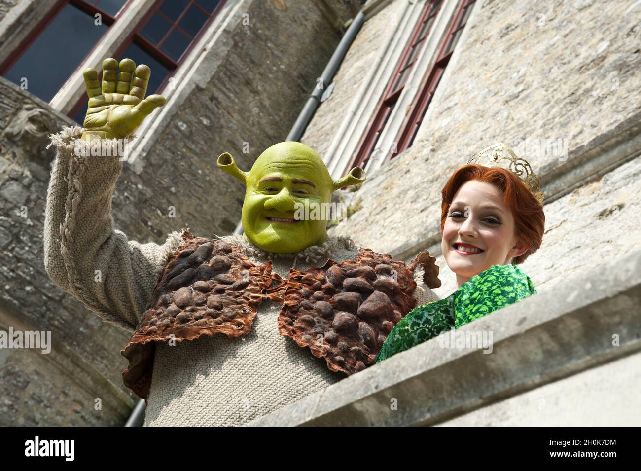 Shrek et la princesse Fiona sortent du château de Lulworth au Camp Berté, Dorset, 30 juillet 2011. Banque D'Images