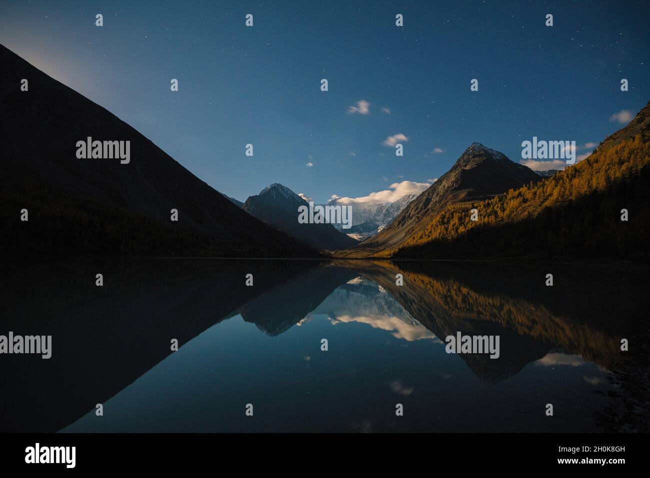 Vue du lac de montagne sur Akkem Augusta près de conseil entre la Russie et l'Kazahstan au cours automne doré Banque D'Images