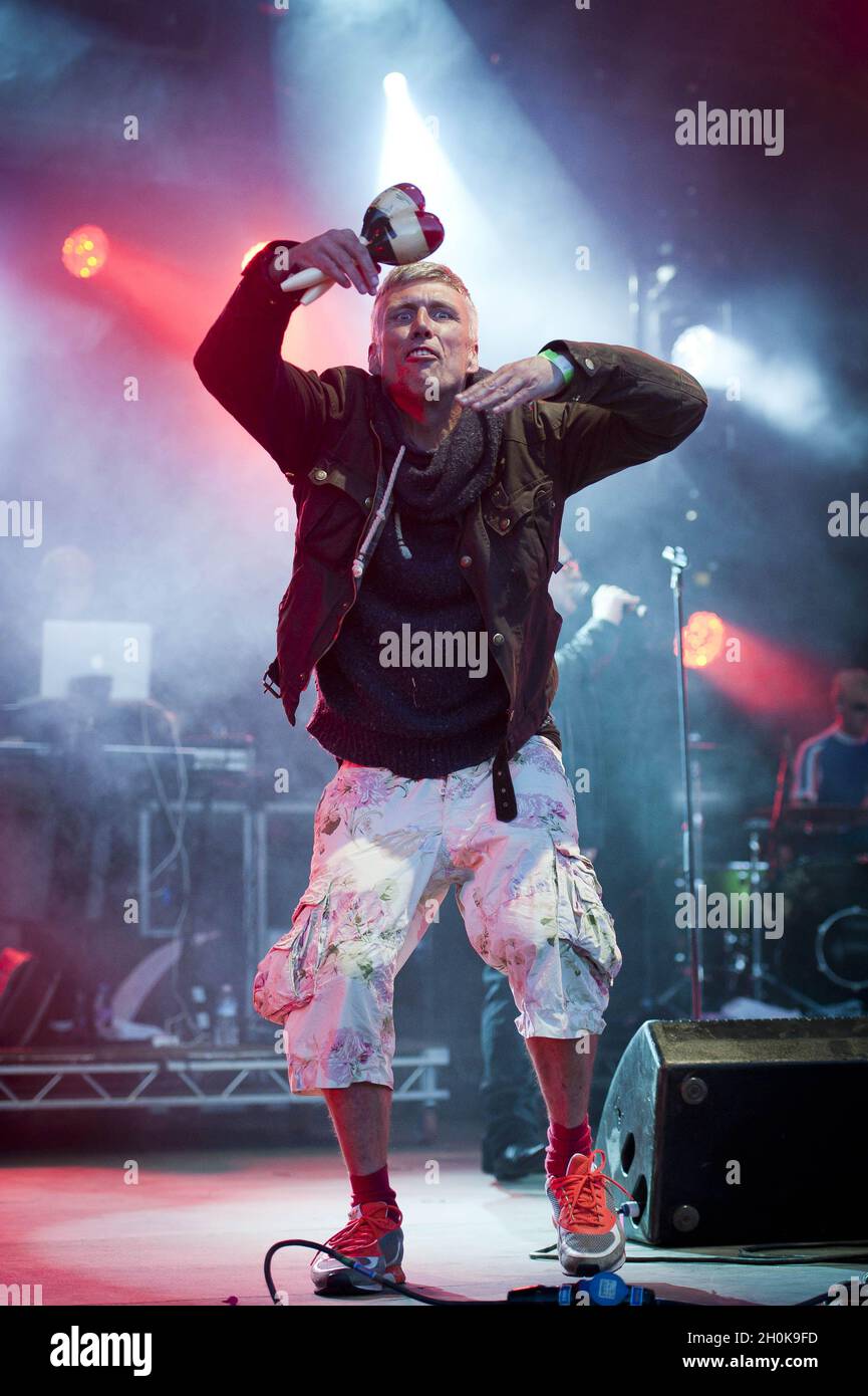 Mark Berry aka Bez des Happy Mondays se produit sur scène au Camp Besal 2012, Château de Lulworth - Dorset Banque D'Images