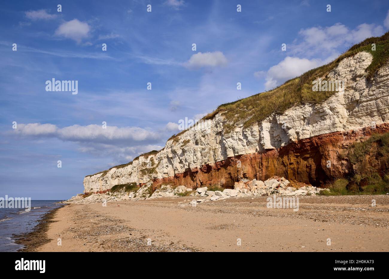 Des falaises érodées spectaculaires à Hunstanton exposent une séquence géologique du Crétacé moyen de l'Albien au Cénomanien il y a environ 100 millions d'années Banque D'Images