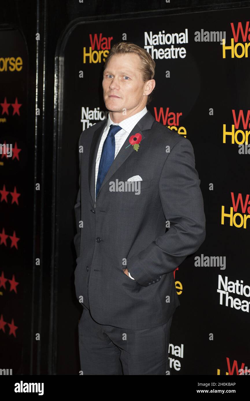 Josh Lewsey arrive au spectacle du 5e anniversaire de Warhorse au National Theatre de Londres Banque D'Images