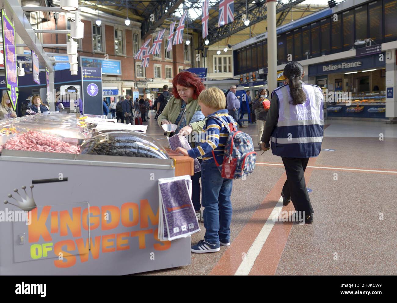 Londres, Angleterre, Royaume-Uni.Kingdon de Sweets pic'n'mix à Victoria Station Banque D'Images
