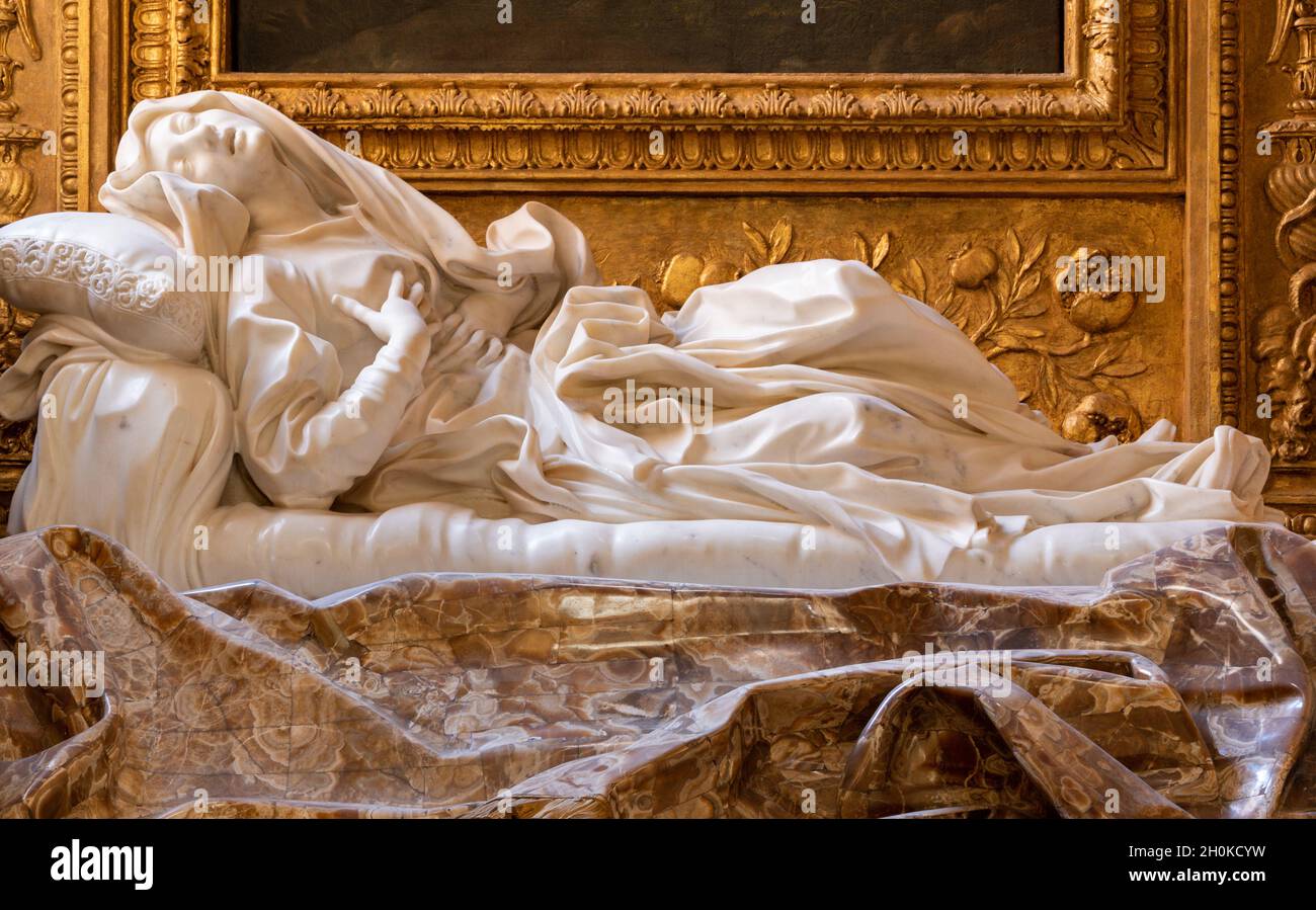 ROME, ITALIE - 29 AOÛT 2021 : la statue en forme de marbel de l'Ecstasy de Beata Ludovica Albertoni dans l'église Chiesa di San Francesco a Ripa de Bernini. Banque D'Images