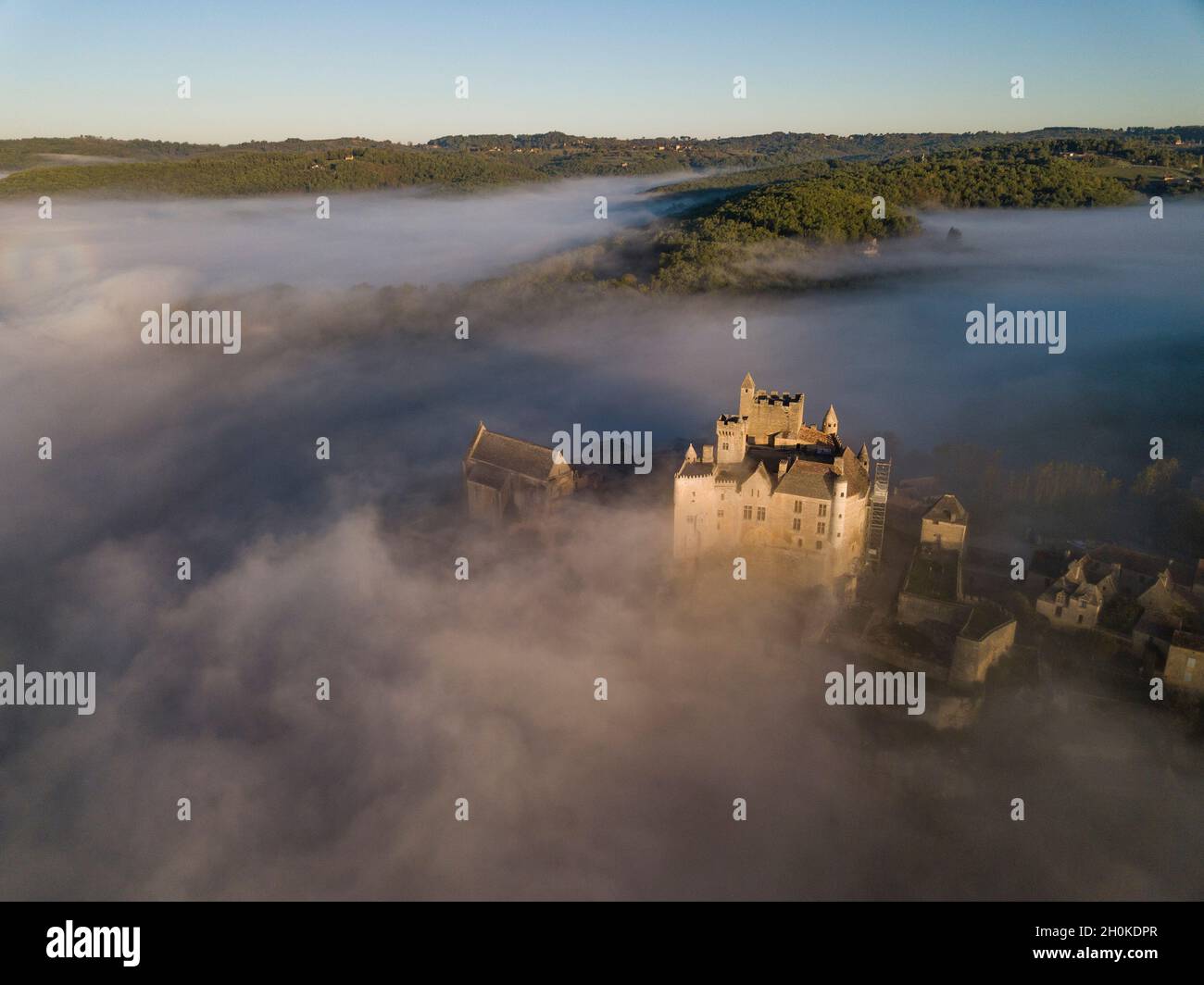 FRANCE, DORDOGNE (24), PÉRIGORD NOIR, VALLÉE DE LA DORDOGNE, VUE AÉRIENNE DE BEYNAC-ET-CAZENAC, LABELLISÉ L'UN DES PLUS BEAUX VILLAGES DE FRANCE Banque D'Images