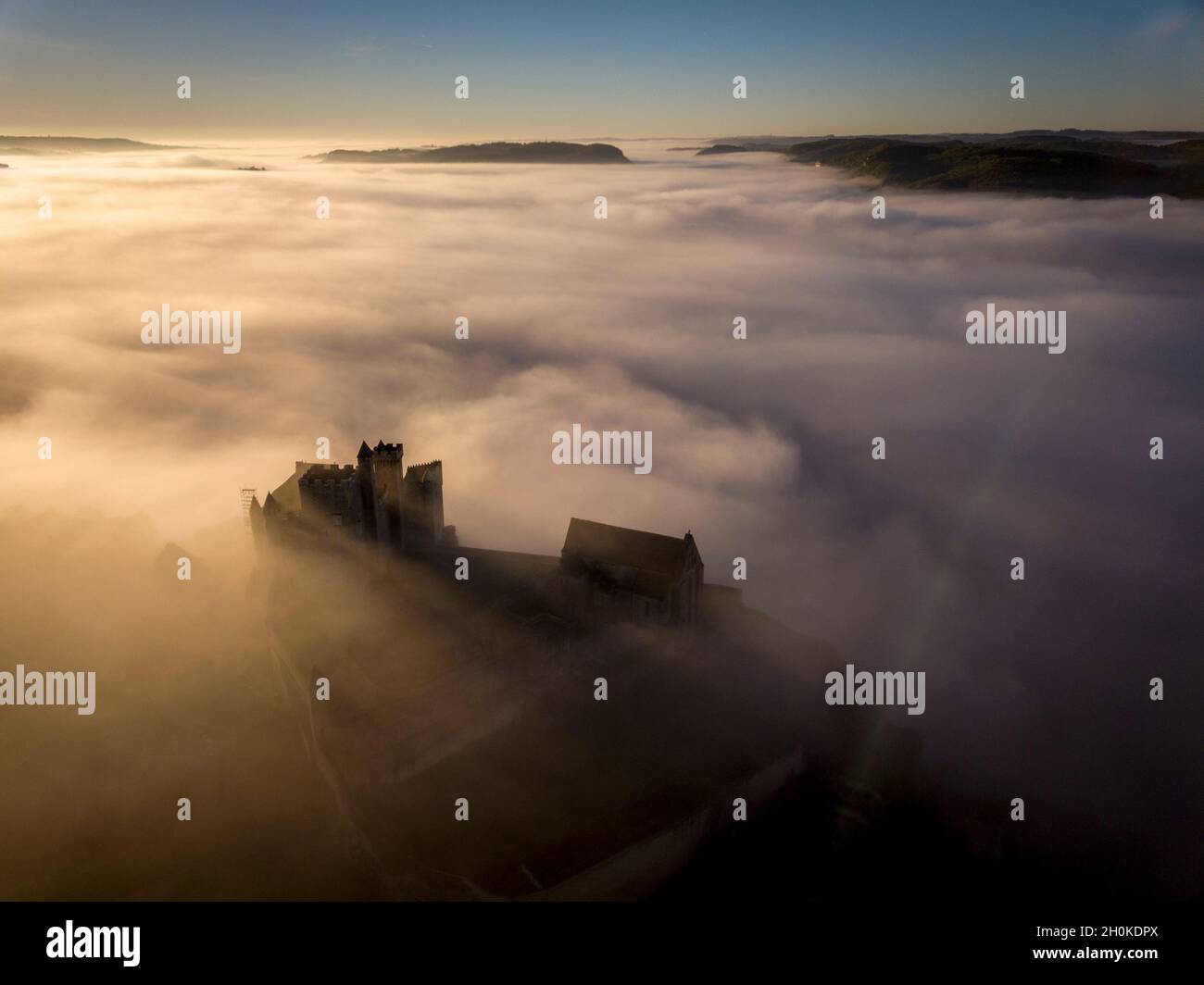 FRANCE, DORDOGNE (24), PÉRIGORD NOIR, VALLÉE DE LA DORDOGNE, VUE AÉRIENNE DE BEYNAC-ET-CAZENAC, LABELLISÉ L'UN DES PLUS BEAUX VILLAGES DE FRANCE Banque D'Images