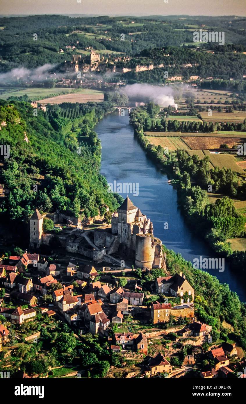 France.Dordogne (24) vue aérienne du château et du village de Castelnaud.En arrière-plan, le village de Beynac-et-Cazenac en Dordogne val Banque D'Images