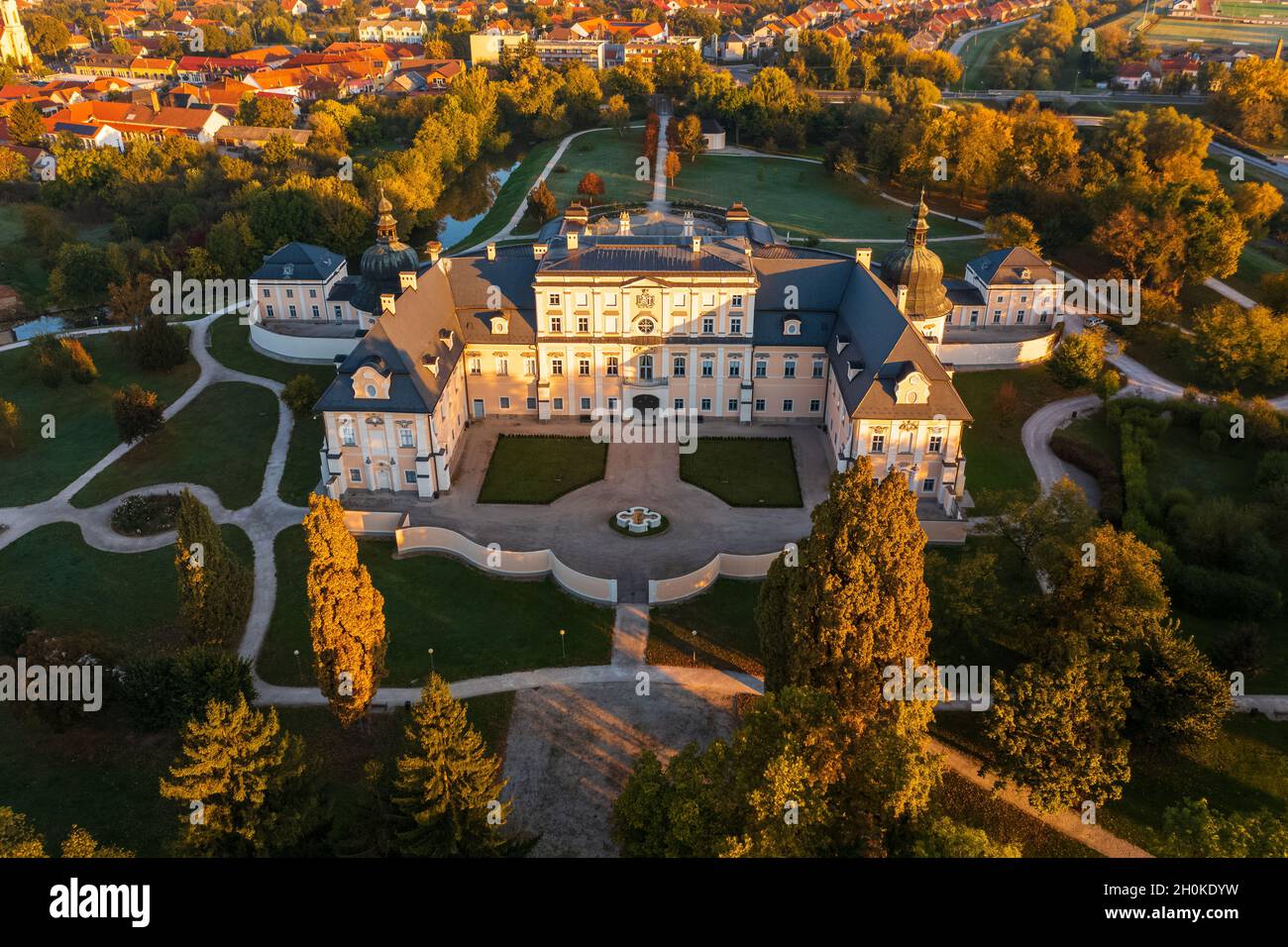 Splendide vue panoramique aérienne du célèbre palais l'Huillier-Coburg d'Edelény, le septième plus grand palais de Hongrie. Banque D'Images