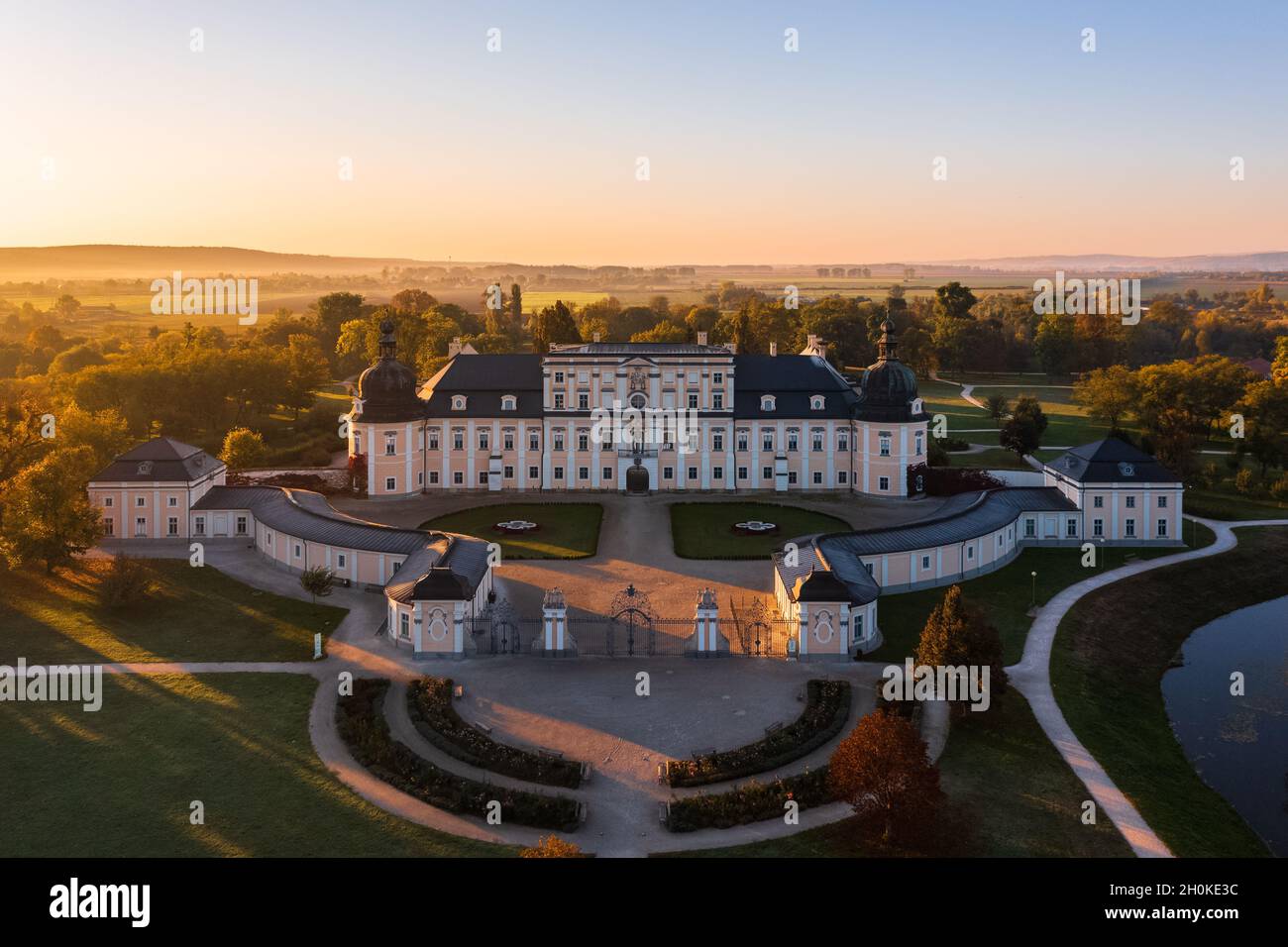 Splendide vue panoramique aérienne du célèbre palais l'Huillier-Coburg d'Edelény, le septième plus grand palais de Hongrie. Banque D'Images