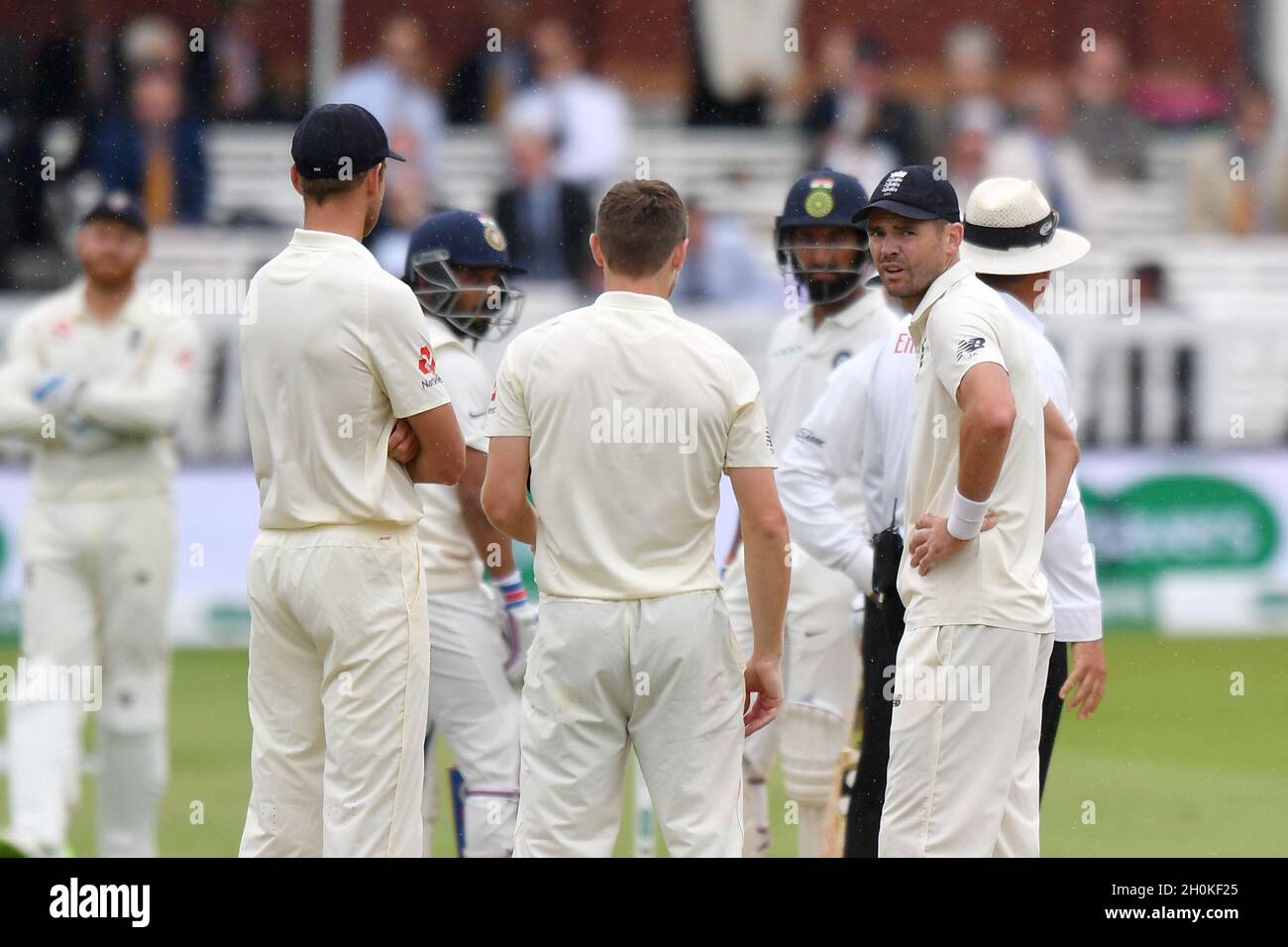 Le James Anderson d'Angleterre réagit alors que la pluie arrête de jouer Banque D'Images