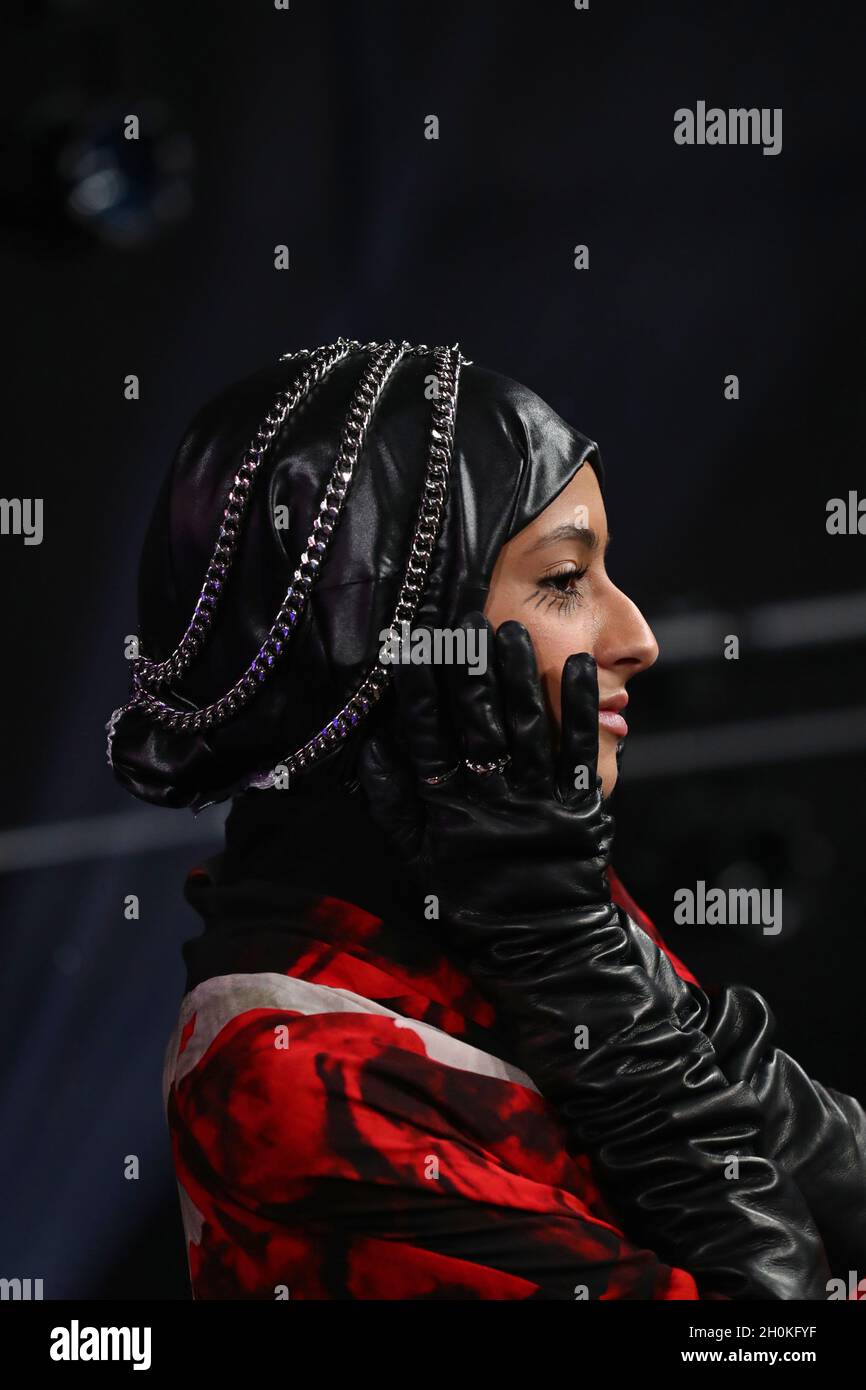 Amena Alsameai lors de l'émission de télévision Idol sur TV4 à Stockholm,  Suède, le vendredi soir Photo Stock - Alamy