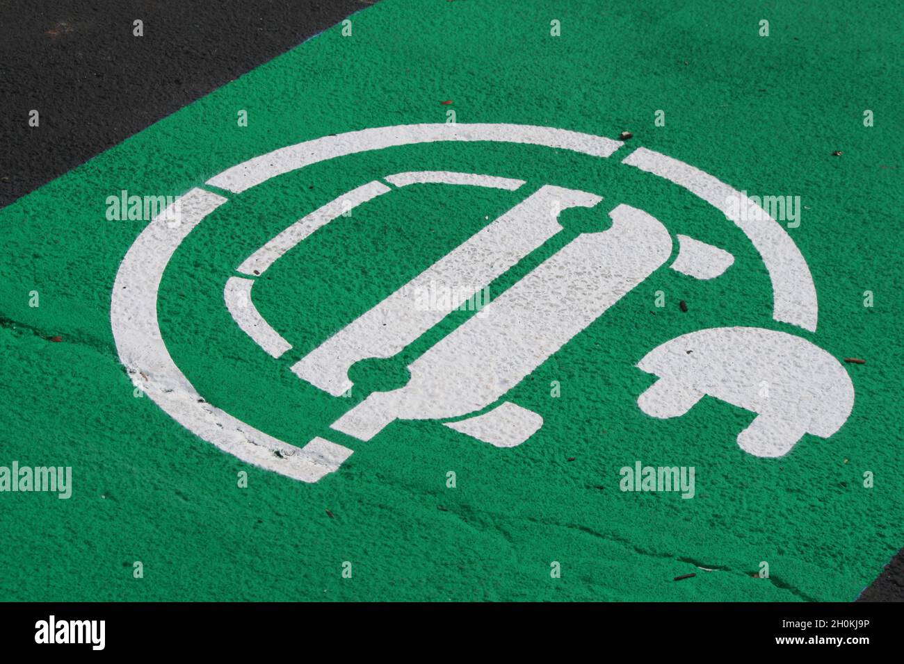 Espace de stationnement réservé au stationnement et à la charge des véhicules électriques et hybrides enfichables uniquement Banque D'Images