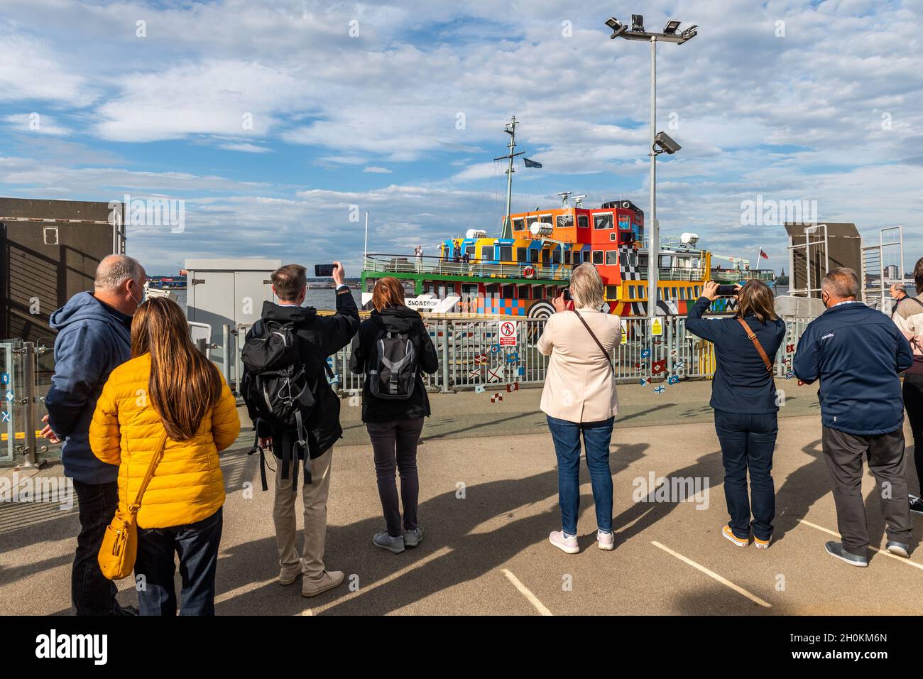 Mersey Ferry 'Snowdrop' approche le quai de Liverpool, Merseyside, Royaume-Uni. Banque D'Images