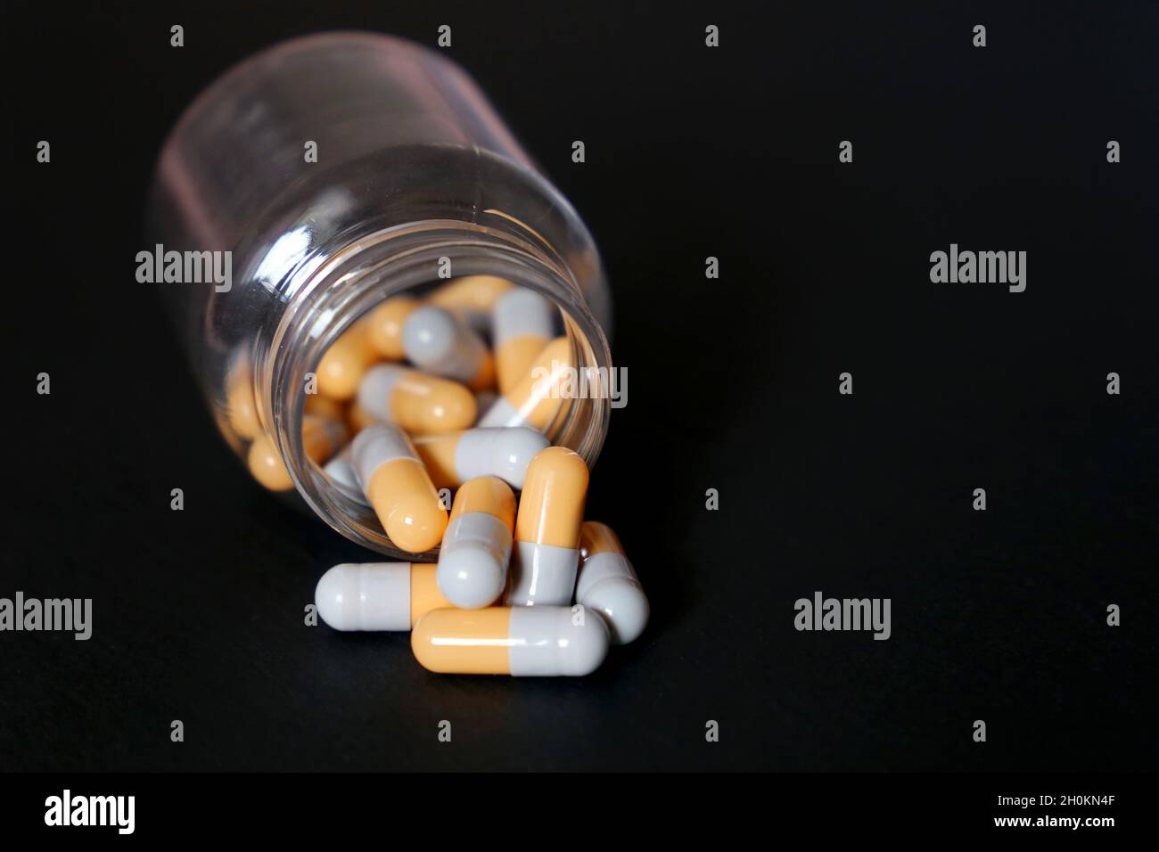 Pilules sur fond noir, bouteille de médicament en capsules.Concept de suppléments nutritionnels, vitamines, antidépresseurs Banque D'Images