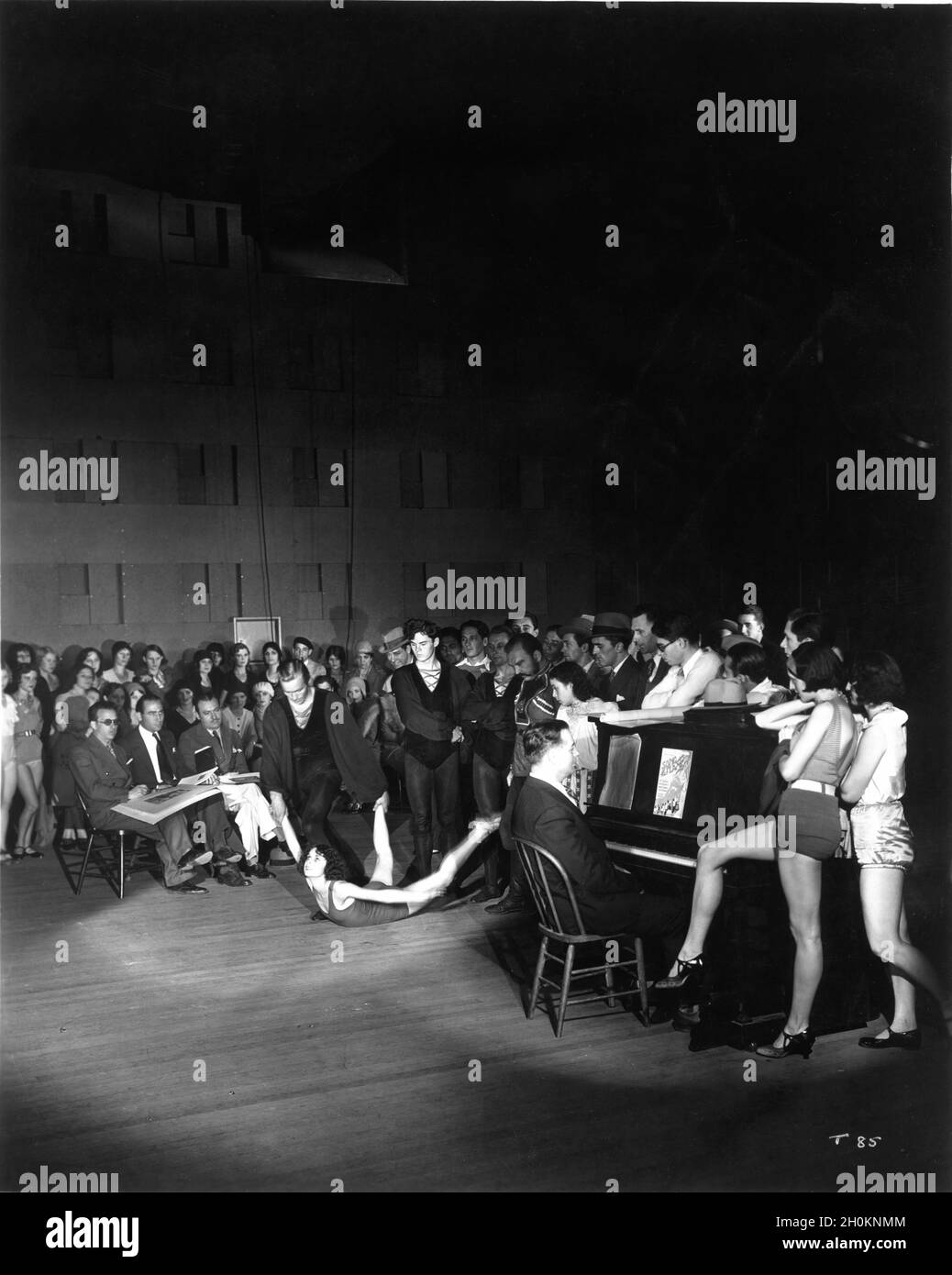 Salle de répétition des First National Studios avec des danseurs qui répètent tout en regardant (assis à gauche) le concepteur de set ANTON GROT (tenant l'un de ses croquis)HAL B. WALLIS, directeur général du studio, et Jack HASKELL, directeur probable de la danse, ont fait du Candid pendant la production de LA CHANSON DU réalisateur FLAME 1930, ALAN CROSLAND, de l'opérette par Oscar Hammerstein II Otto Harbach Herbert Stothart et George Gershwin All Technicolor avec une séquence en Vitascope un premier processus de grand écranPhotos nationales - Warner Bros. Banque D'Images
