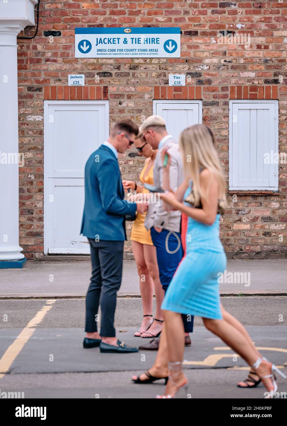 Une journée aux courses - Racegoers habillent le code pour une journée de courses hippiques lors d'un week-end d'été à York Racegoers York, Yorkshire, Angleterre UK 2021 Banque D'Images