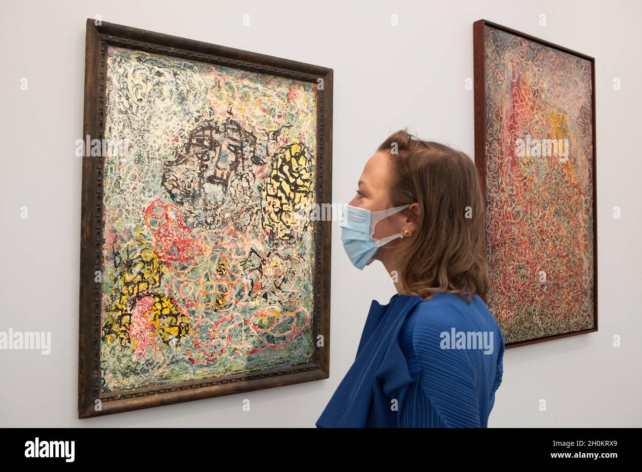 Londres, Royaume-Uni, 13 octobre 2021 : à la foire d'art Frieze Masters de Regent's Park, des œuvres du XXe siècle et toutes les époques précédentes, jusqu'aux artefacts de la Grèce antique et de Rome, sont exposées aux acheteurs potentiels jusqu'au dimanche 17 octobre.Une femme admire une œuvre sans titre de 1944 de Janet Sobel, une artiste américaine autodidacte qui a été très influente sur Jackson Pollock.Anna Watson/Alay Live News Banque D'Images