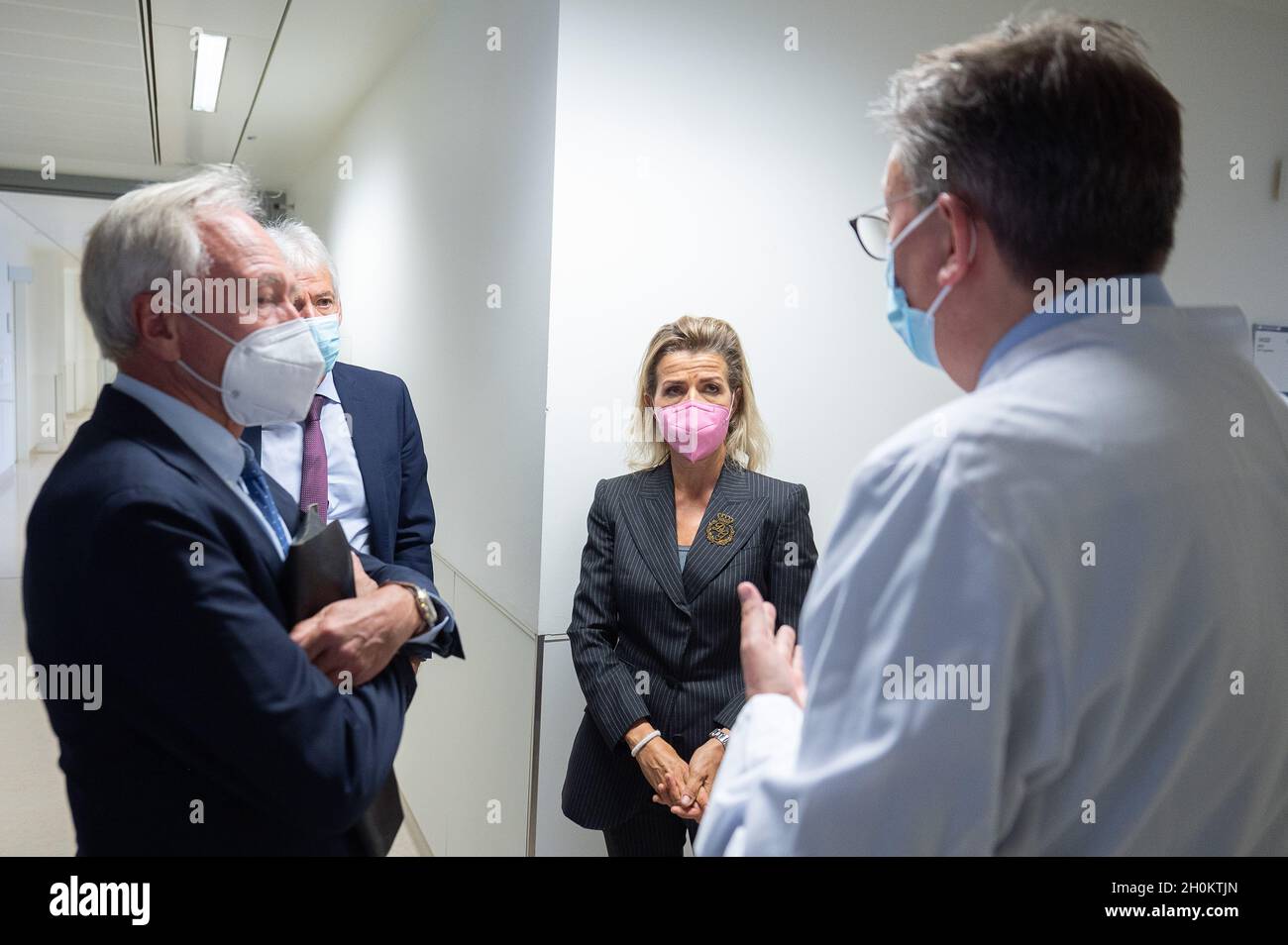 13 octobre 2021, Hessen, Francfort-sur-le-main : Christian Brandt (r-l), Directeur de l'UCT de Francfort, s'entretient avec Anne-Sophie Mutter, Présidente de l'aide allemande au cancer et violoniste, Gerd Nettekoven, membre du Conseil d'administration de la Fondation allemande pour l'aide au cancer,Et Joachim Faber, président du conseil d'administration de la Fondation allemande d'aide au cancer, au Centre universitaire pour les maladies tumorales (UCT) de l'hôpital universitaire de Francfort.C'est la première visite de mère dans un centre de haut niveau pendant son mandat.Photo: Sebastian Gollnow/dpa Banque D'Images