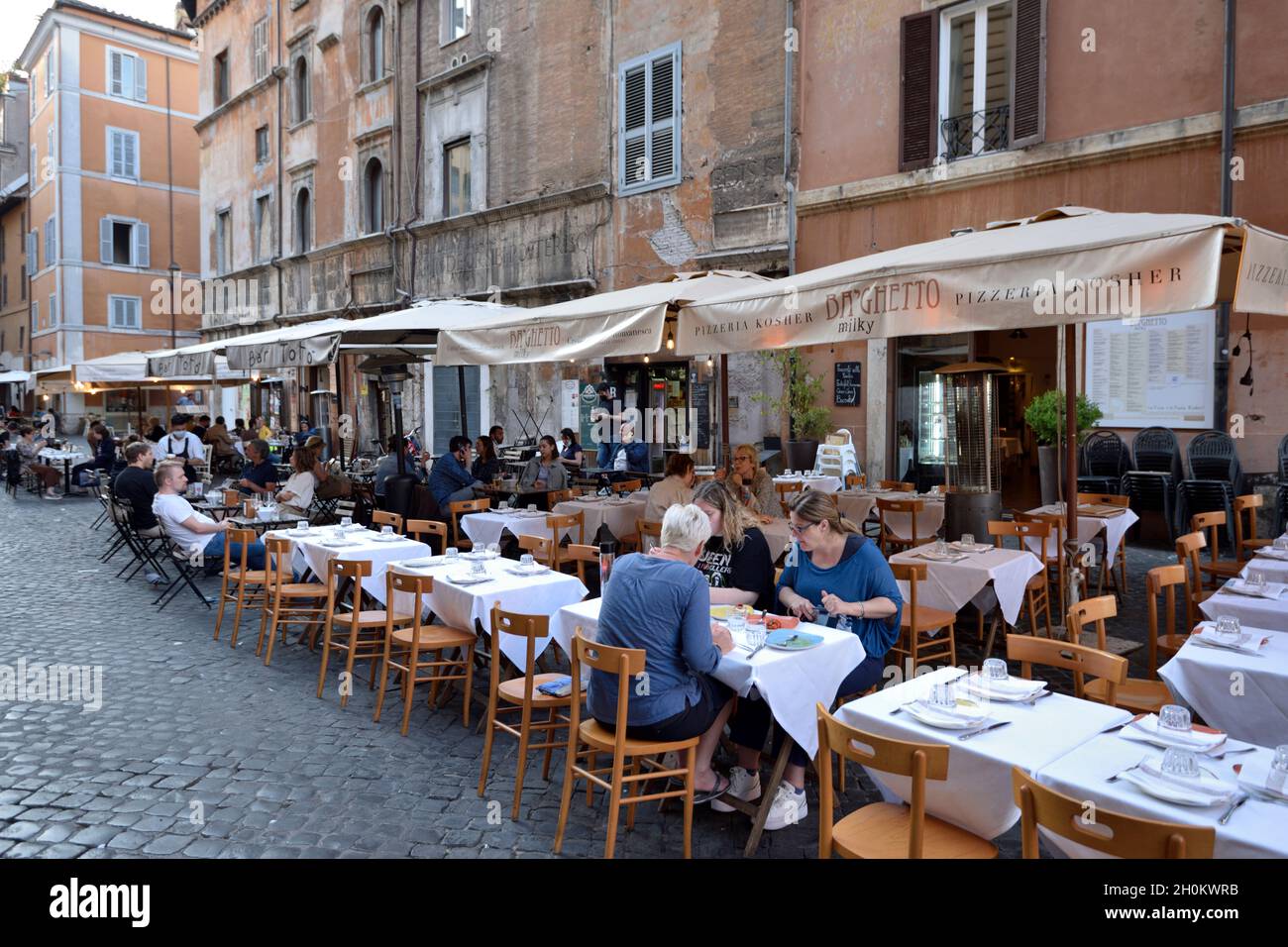 Italie, Rome, Ghetto juif, via del Portico d'Ottavia Banque D'Images