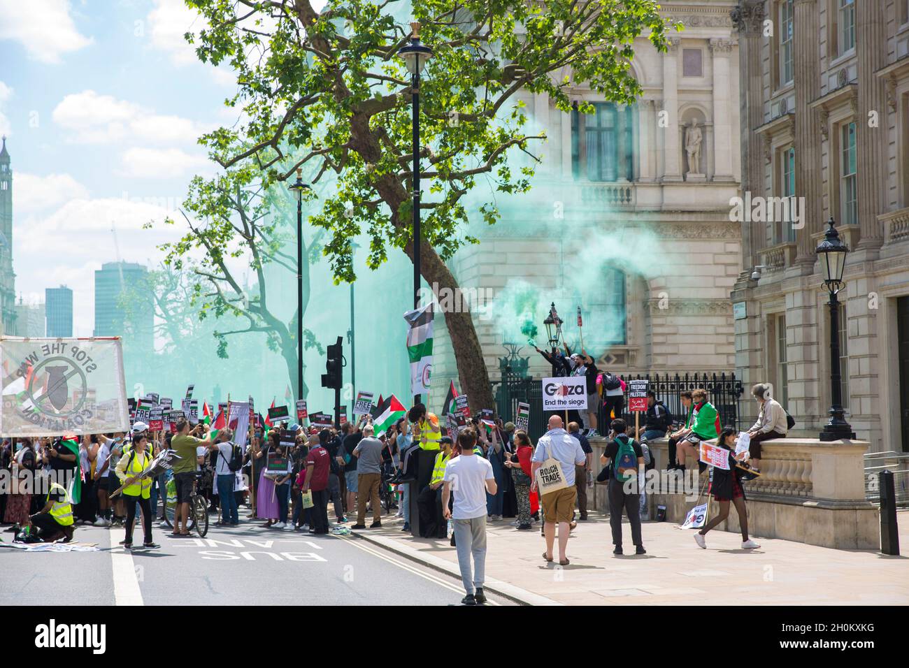 Les gens se réunissent pour un rassemblement pro-palestinien « Resist G7: Justice for Palestine Protest » près de Downing Street, centre de Londres, le 12 juin 2021. Banque D'Images