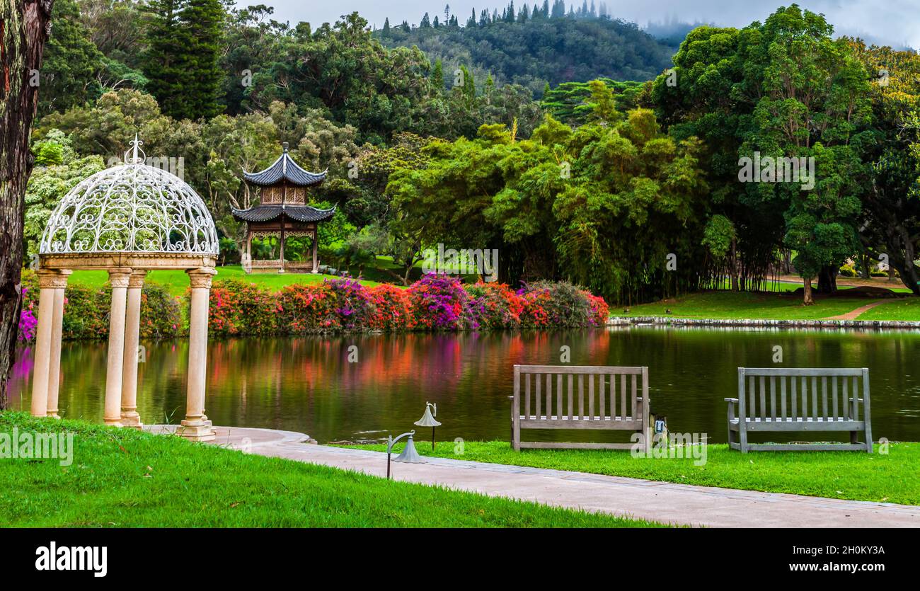 Pagode japonaise et réflexion colorée de Bougainvillea à Lake, Lanai, Hawaii, États-Unis Banque D'Images