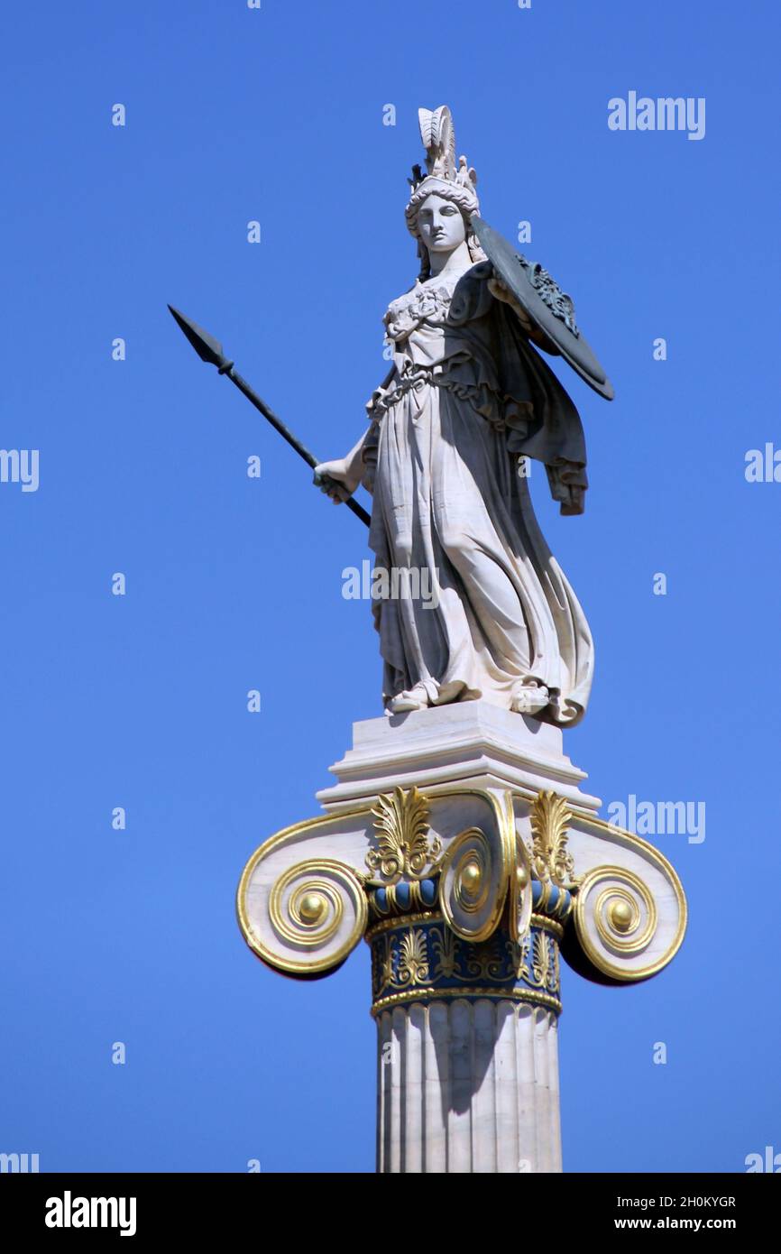 ATHÈNES, GRÈCE - 21 SEPTEMBRE 2012 : c'est une colonne avec une statue de la déesse Athéna près de l'Académie d'Athènes. Banque D'Images