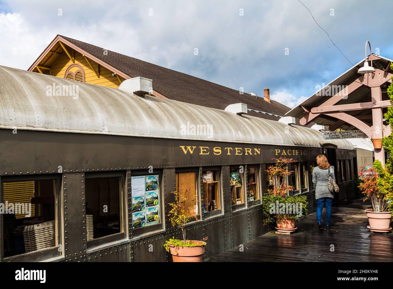 Woman Shopping au Calistoga Railroad Depot et Old Passenger Railroad Cars dans le centre-ville de Calistoga, Californie, États-Unis Banque D'Images