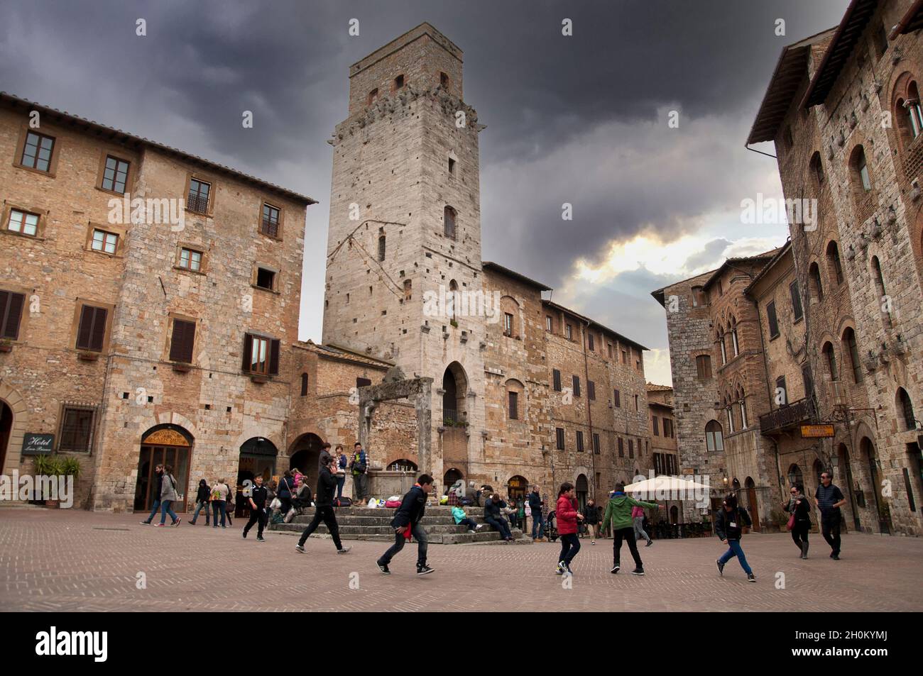 Jeunes garçons et filles de la vieille ville de San Gimignano, Toscane, Italie - 14 mars 2015 - Banque D'Images
