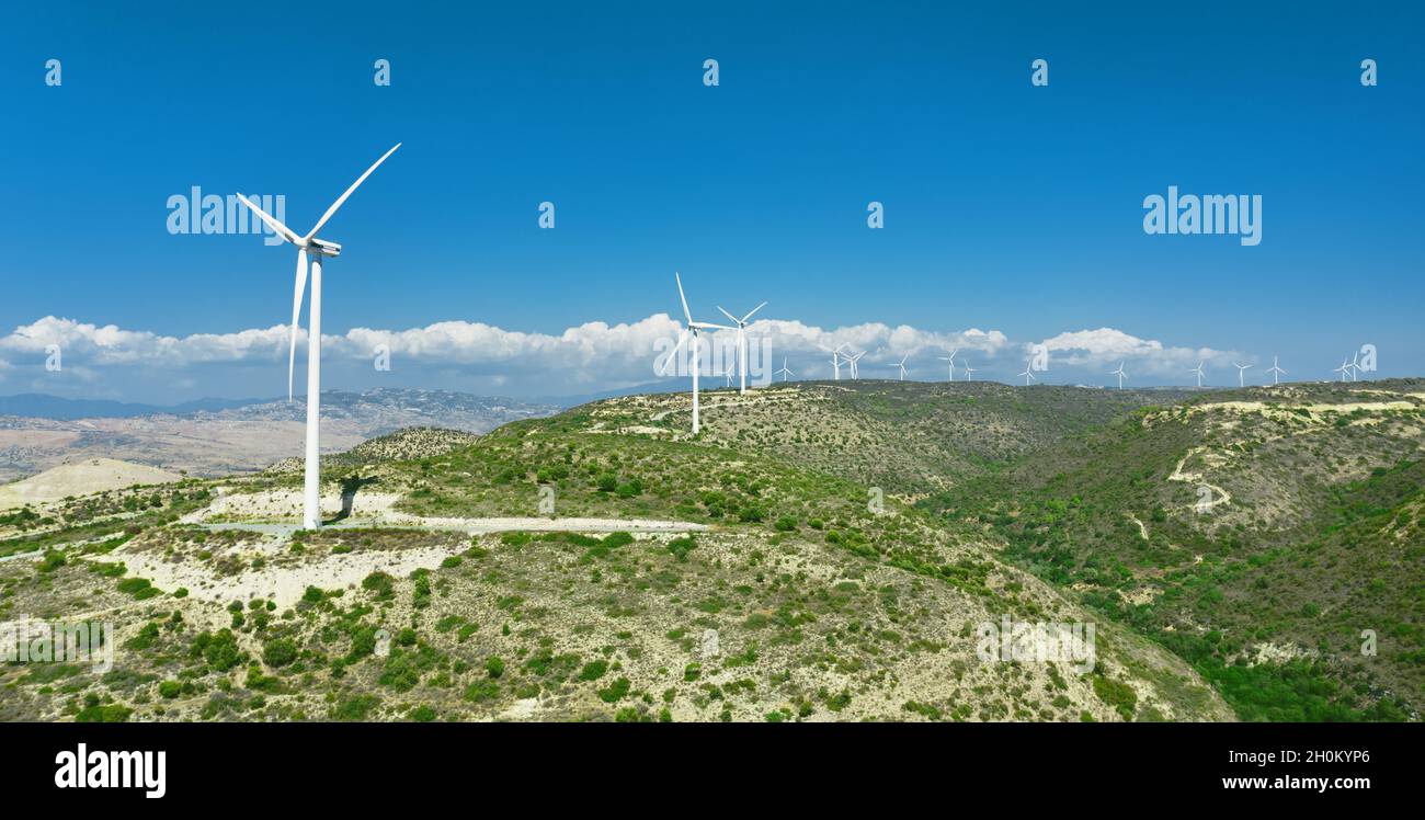 Rangées de générateurs d'éoliennes au sommet des collines, ferme éolienne d'Oreites à Chypre Banque D'Images