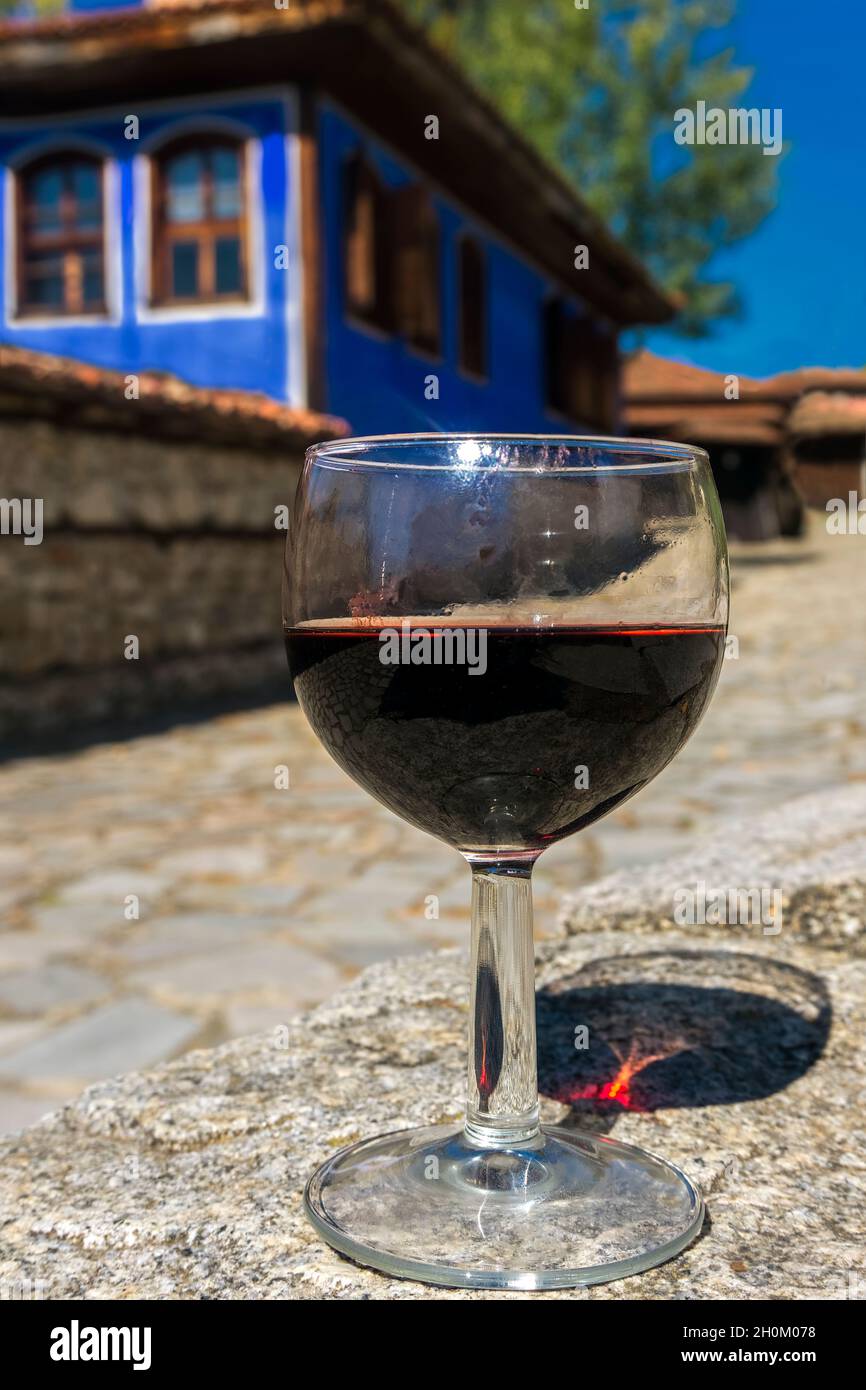 Un verre de vin rouge dans une vieille ville bulgare, centre de production de vin.Bulgarie,Europe, Banque D'Images