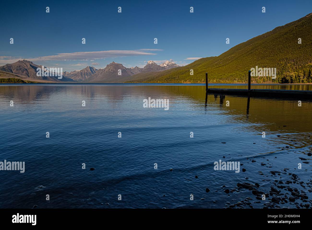 Quai flottant qui s'étend sur le lac McDonald à Apgar, parc national des Glaciers, Montana, États-Unis Banque D'Images
