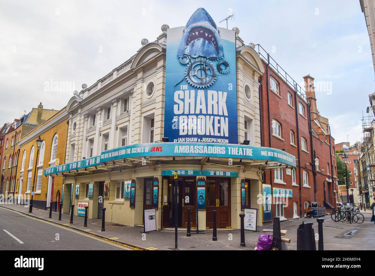 Le requin est brisé au Ambassadeurs Theatre, Londres, Royaume-Uni, le 13 octobre 2021. Banque D'Images