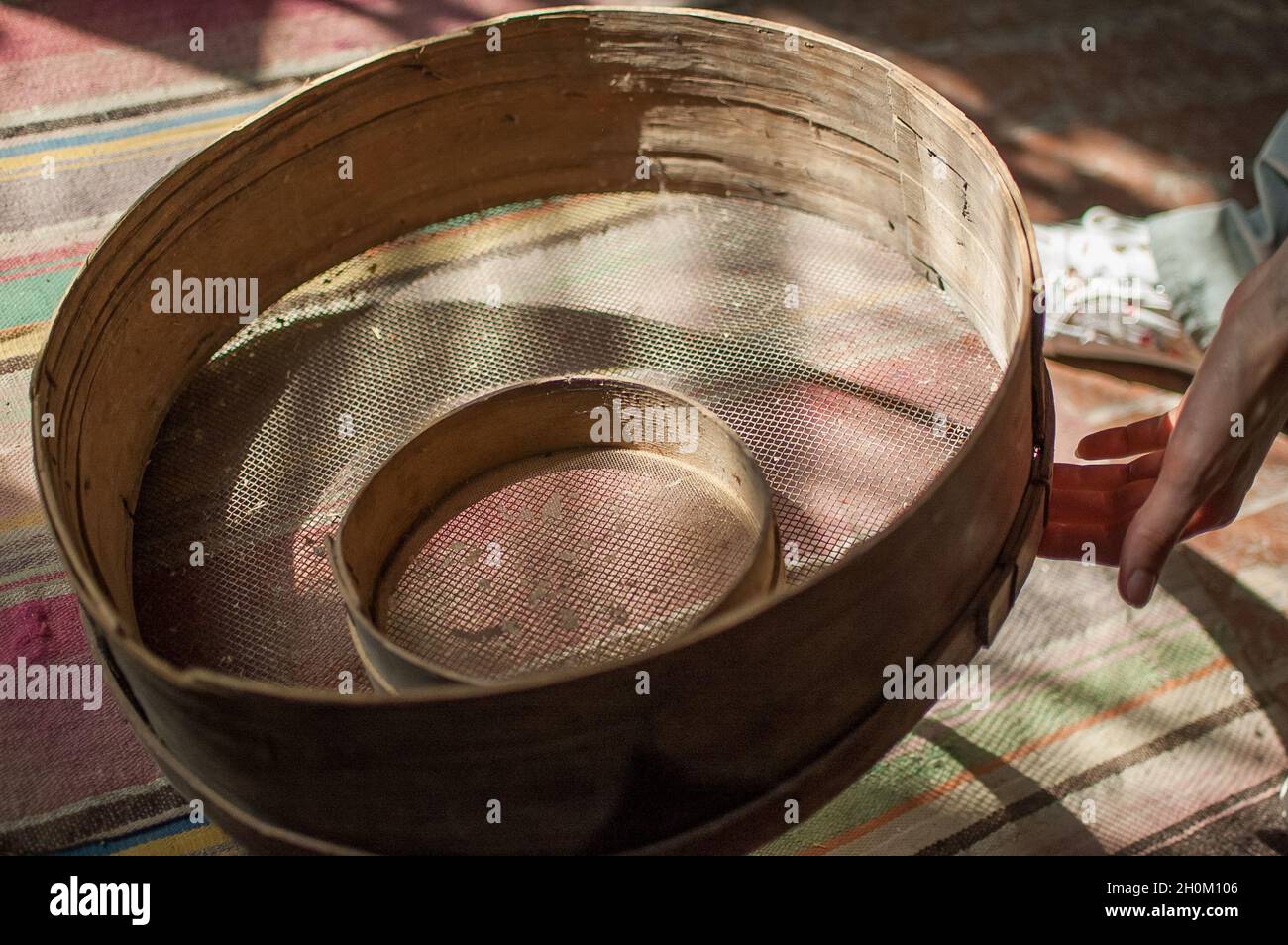 Vieux tamis, outil de boulangerie du passé pour le tamisage de la farine  Photo Stock - Alamy