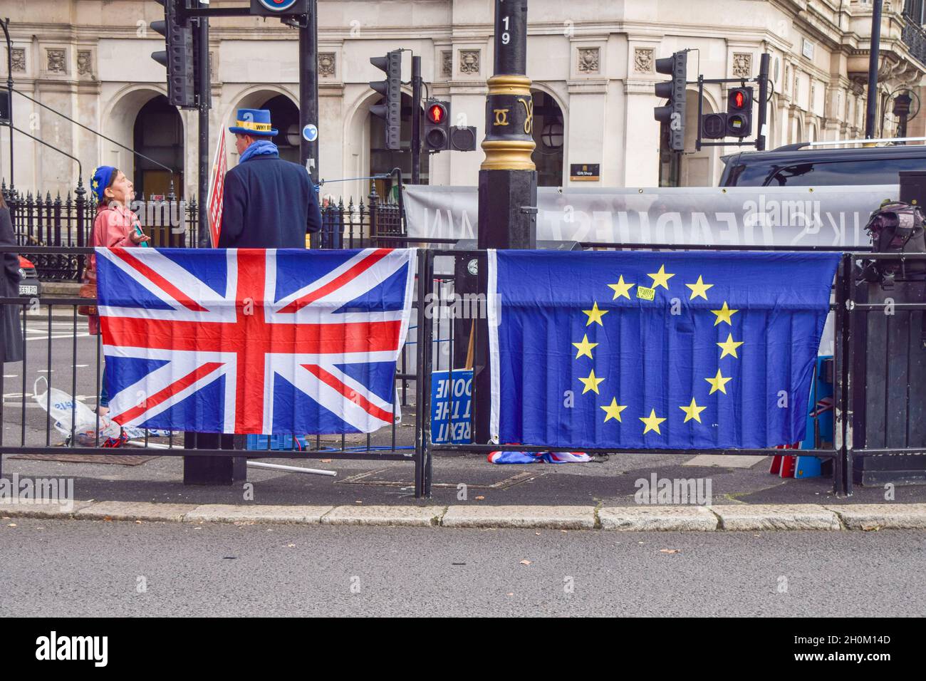 Londres, Royaume-Uni, 13 octobre 2021.Les manifestants anti-Brexit et anti-conservateurs devant les chambres du Parlement. Banque D'Images